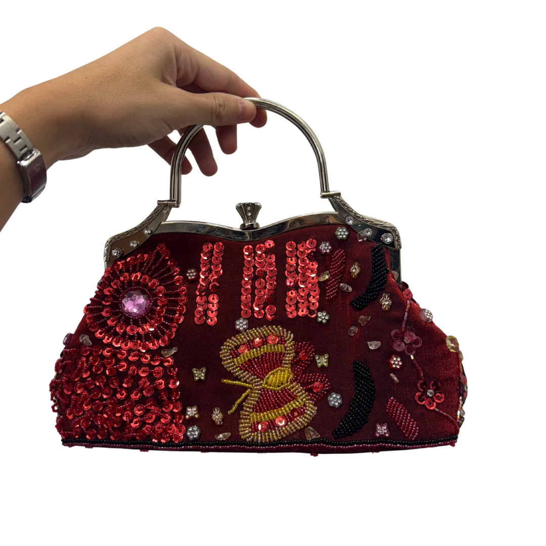 Bolso vintage bombonera rojo con flores y mariposas de colores bordadas con cuentas