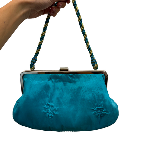 Bolsa de mão vintage azul turquesa com alça de corda.