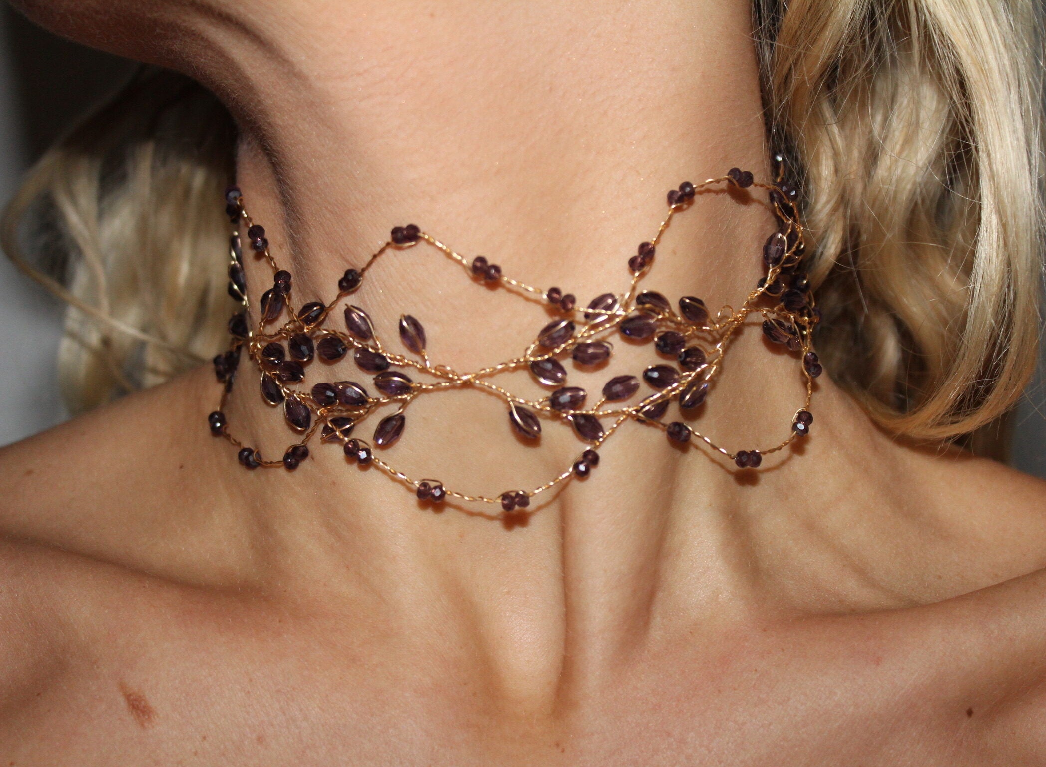 Gargantilha Santa Elena roxa com estampado de uvas