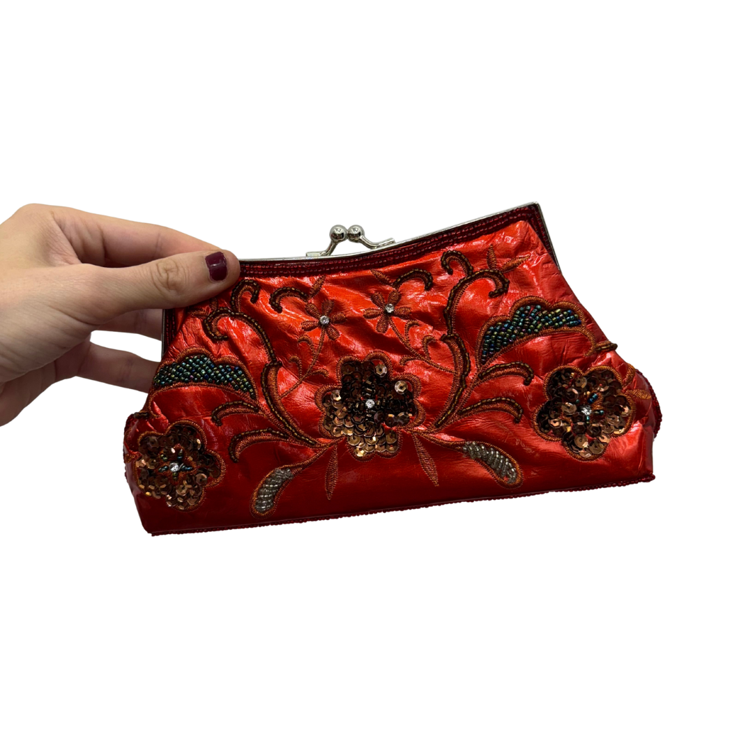 Bolso vintage rojo tipo clutch con bordados de flores en bronce