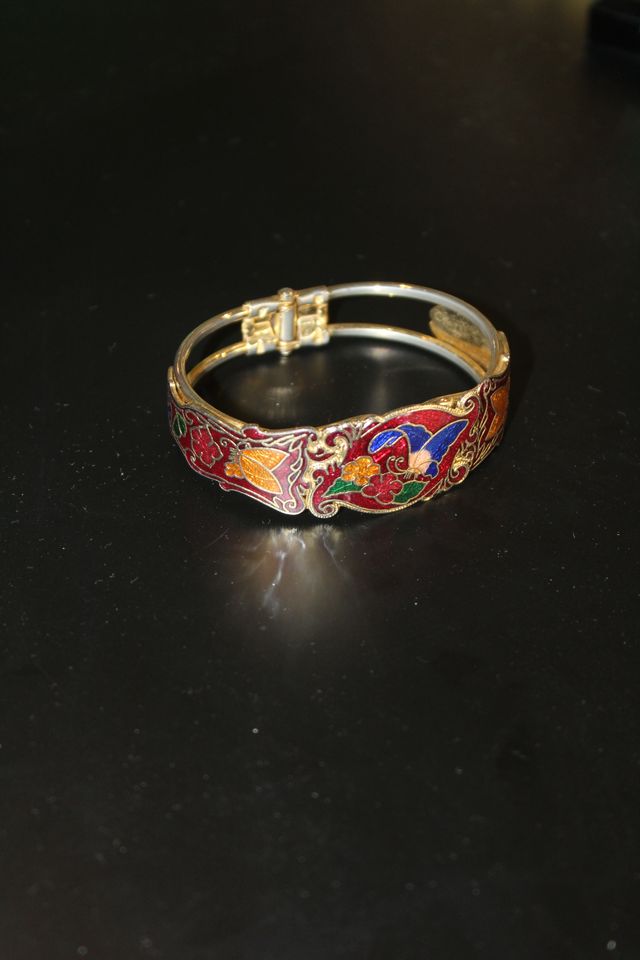 Pulsera vintage de cloisonné granate con mariposa y flores en mostaza, verze y azulón