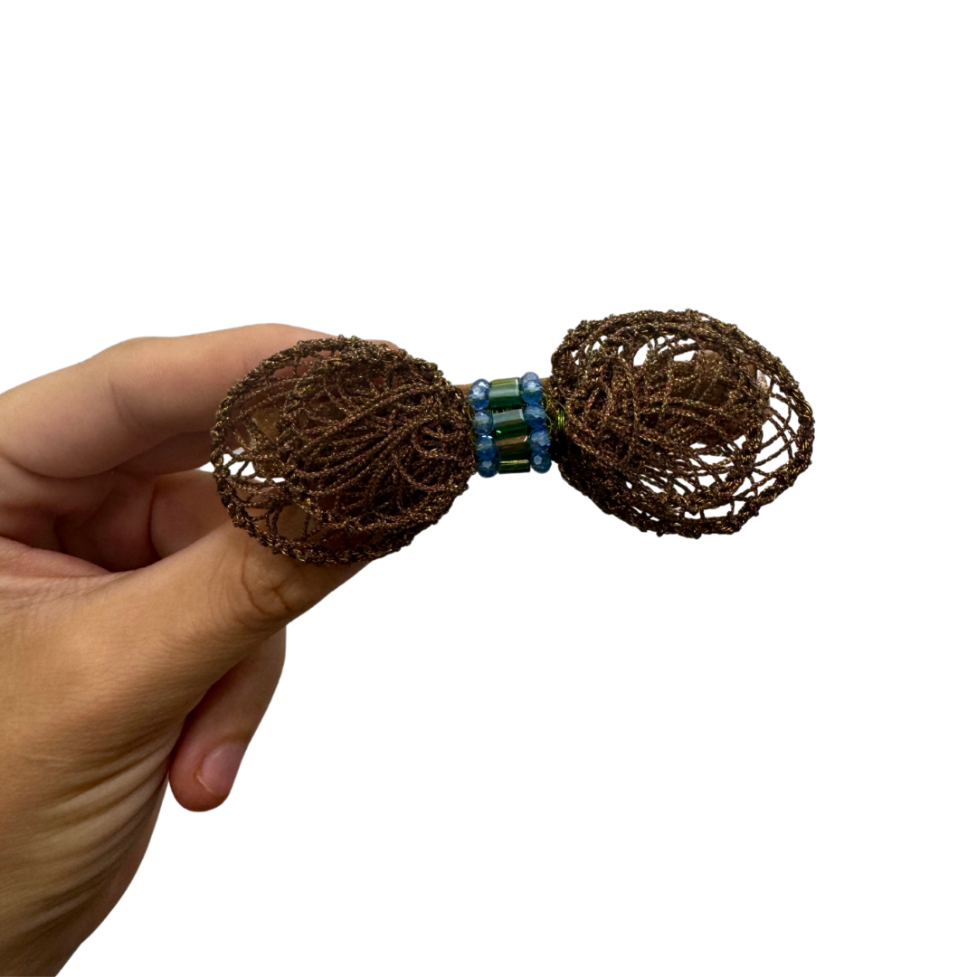 Presilha de cabelo com laço castanho