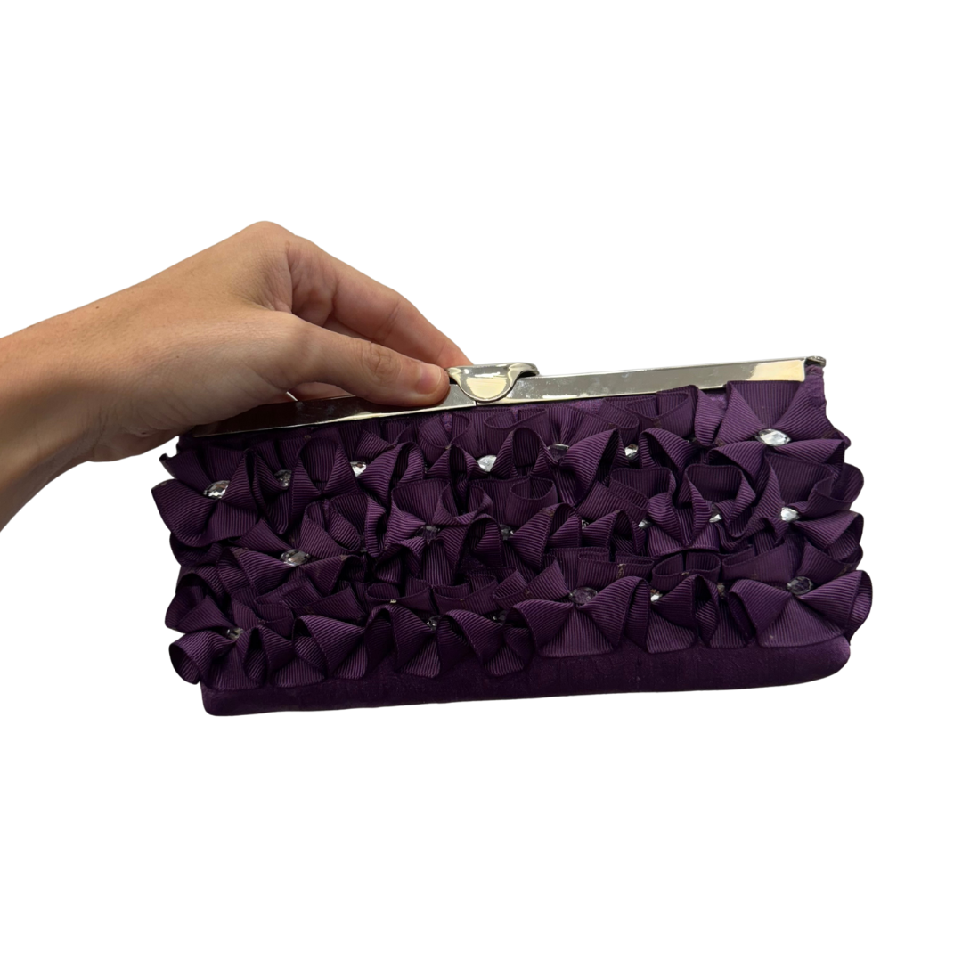 Bolso vintage morado tipo clutch de raso con apliques