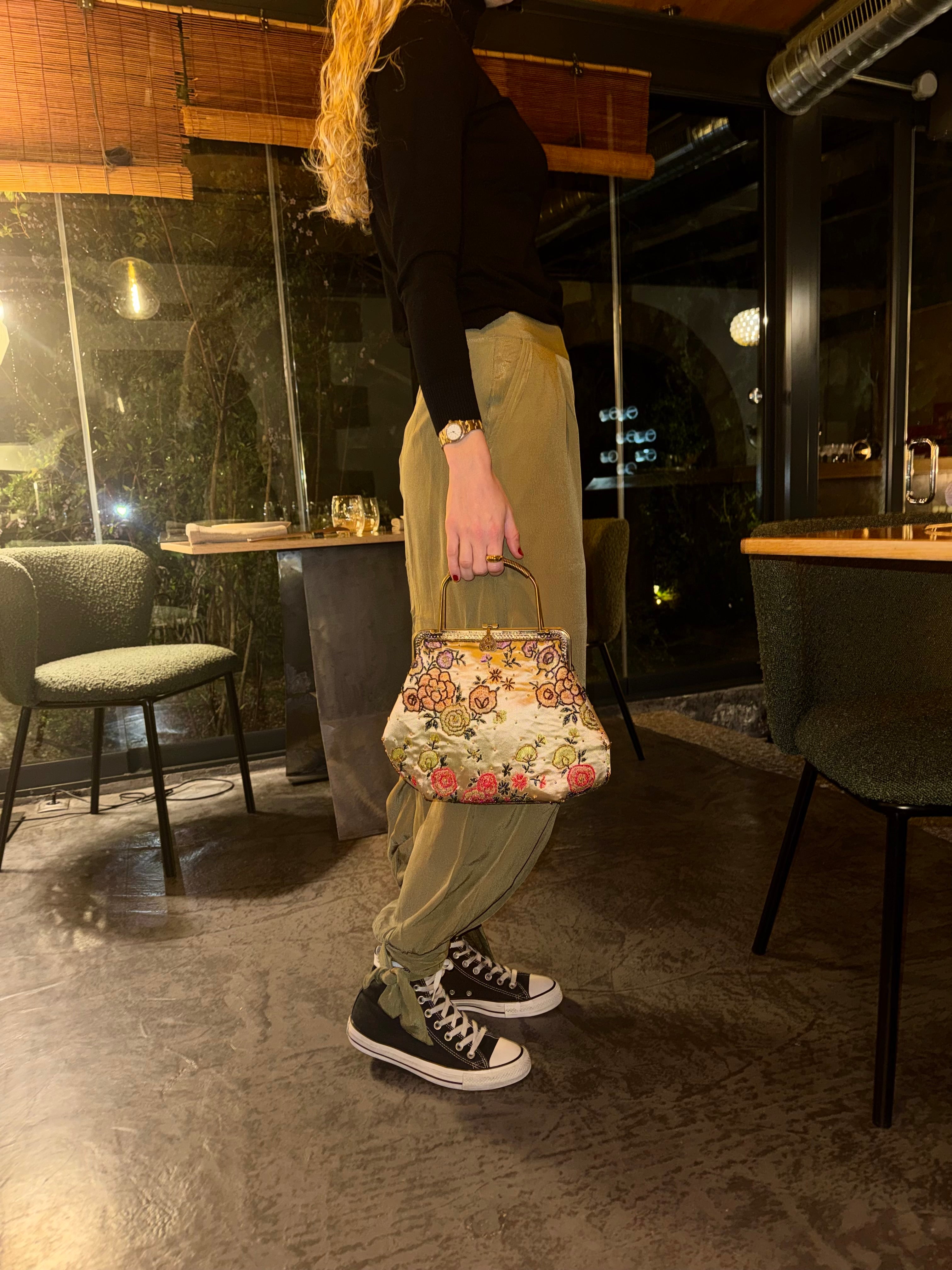Bolsa vintage castanha estilo saco com flores vermelhas bordadas