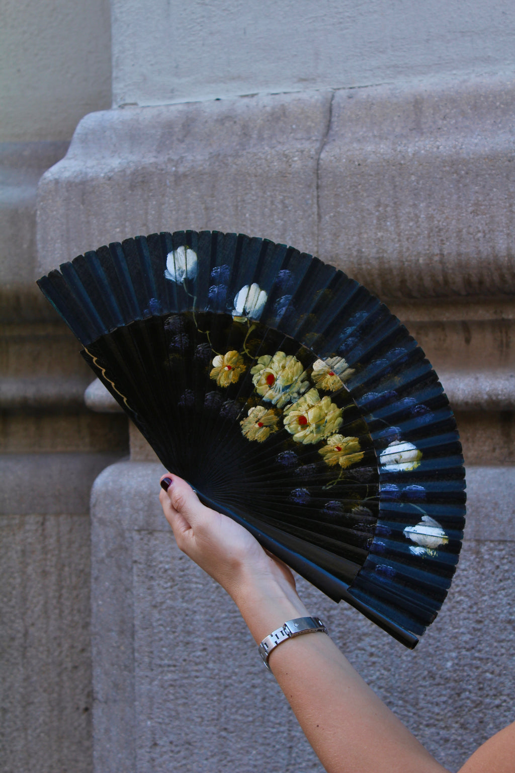 Abanico vintage español años 40 negro de madera con motivos florales pintados a mano en amarillos y azules
