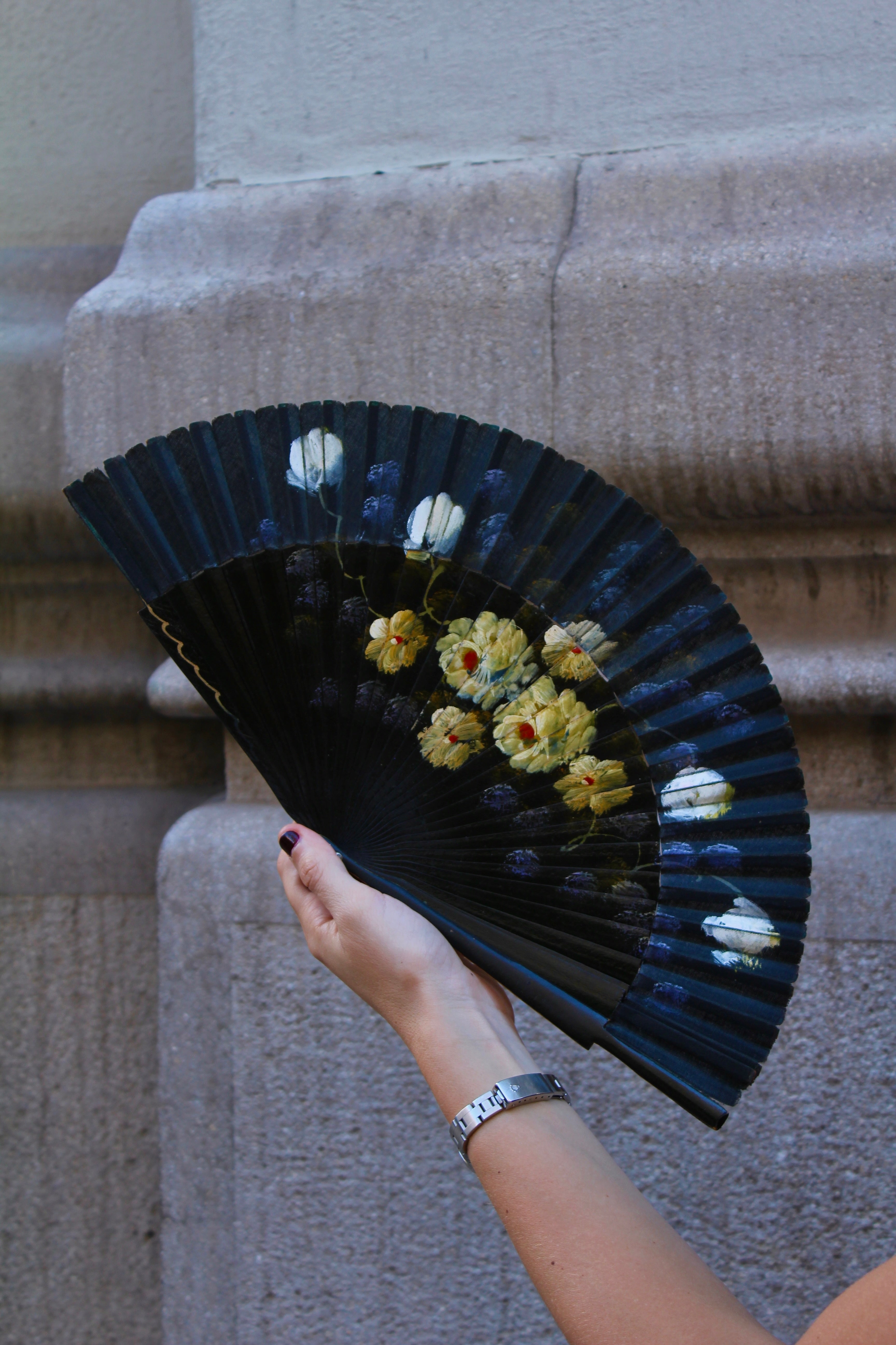 Abanico vintage español años 40 negro de madera con motivos florales pintados a mano en amarillos y azules