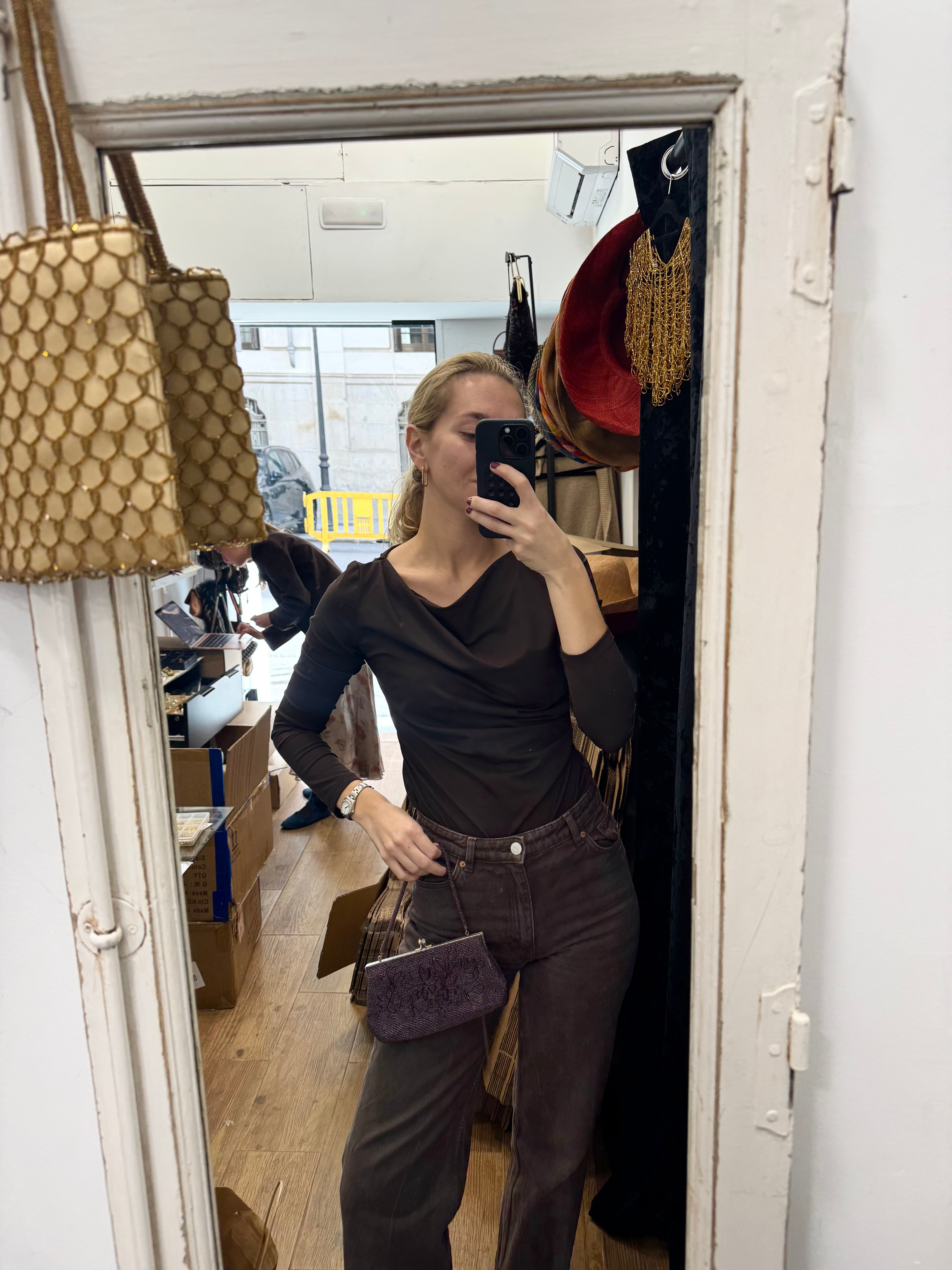 Bolso vintage morado de mano de cuentas con dibujos de flores