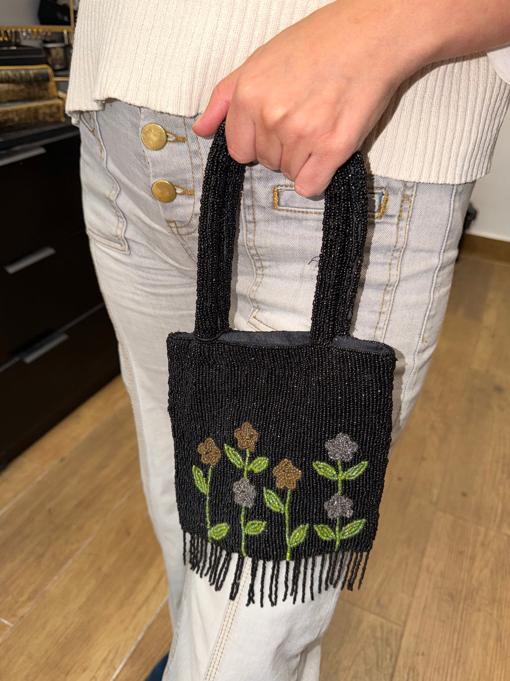 Bolso vintage tipo saquito negro con flores y flecos