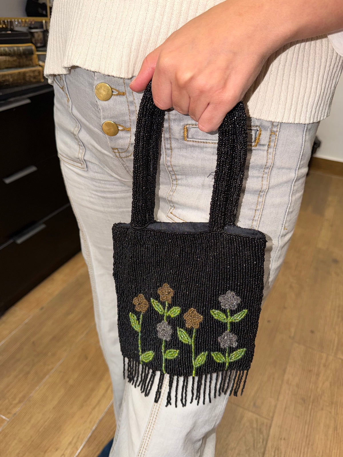 Bolso vintage tipo saquito negro con flores y flecos
