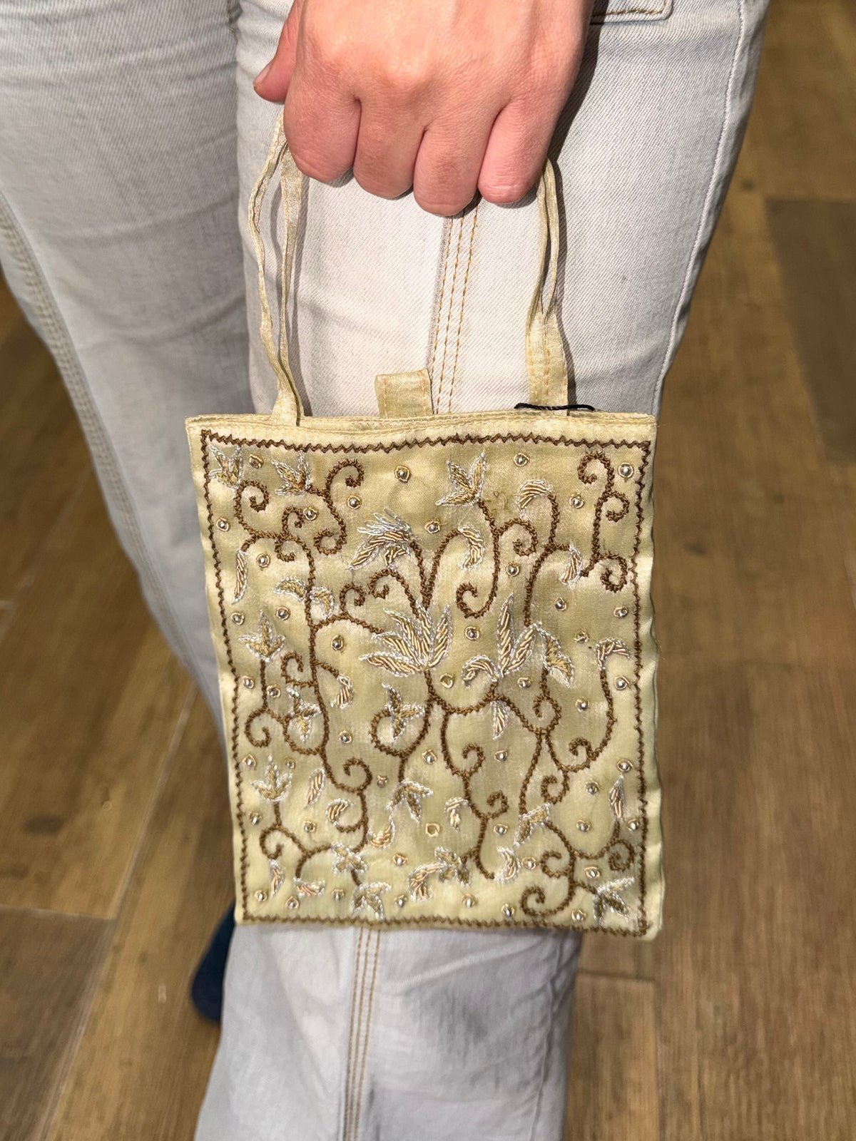 Bolsa vintage castanha estilo saco com flores vermelhas bordadas