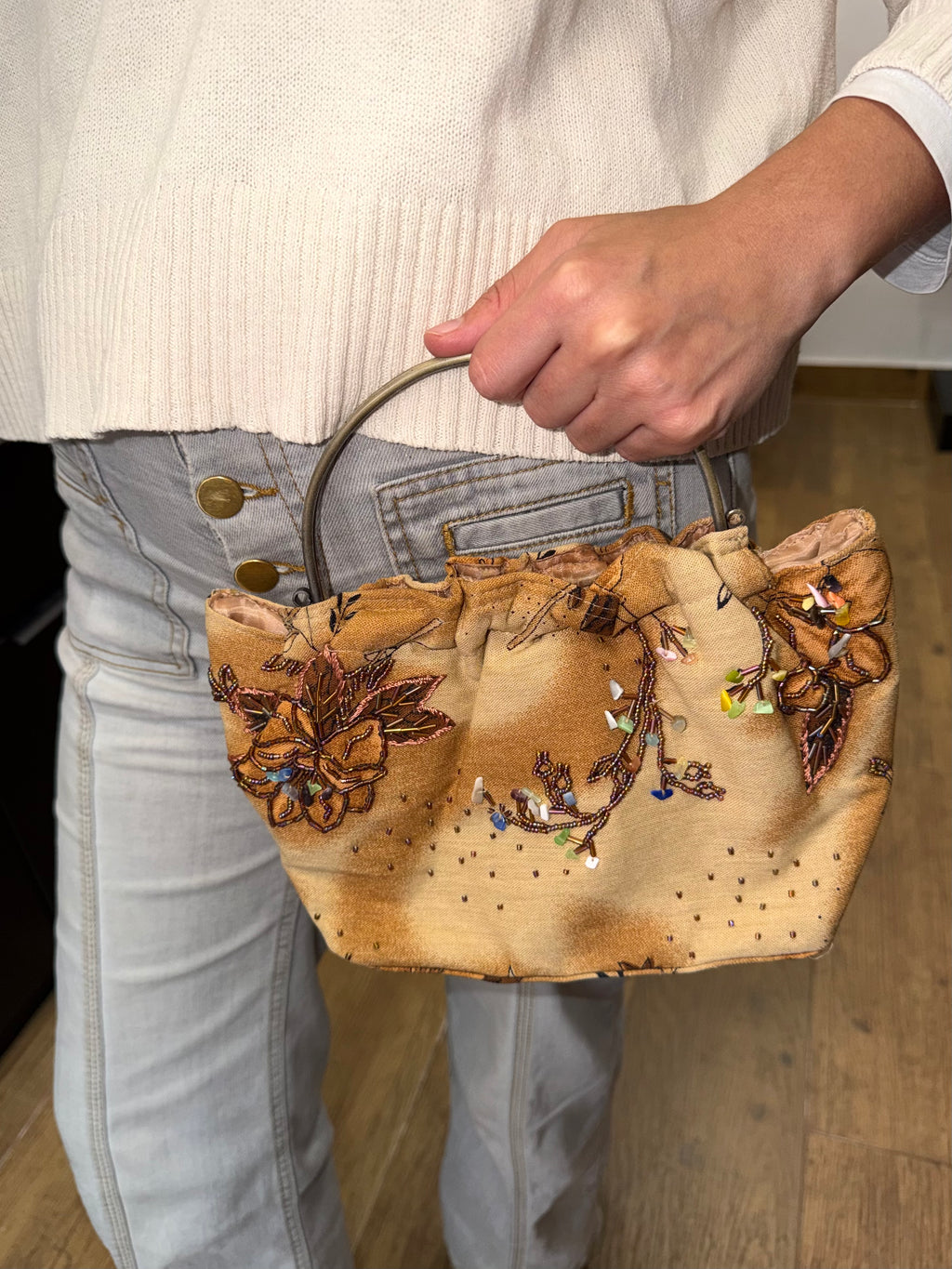 Bolsa vintage castanha estilo saco com flores vermelhas bordadas