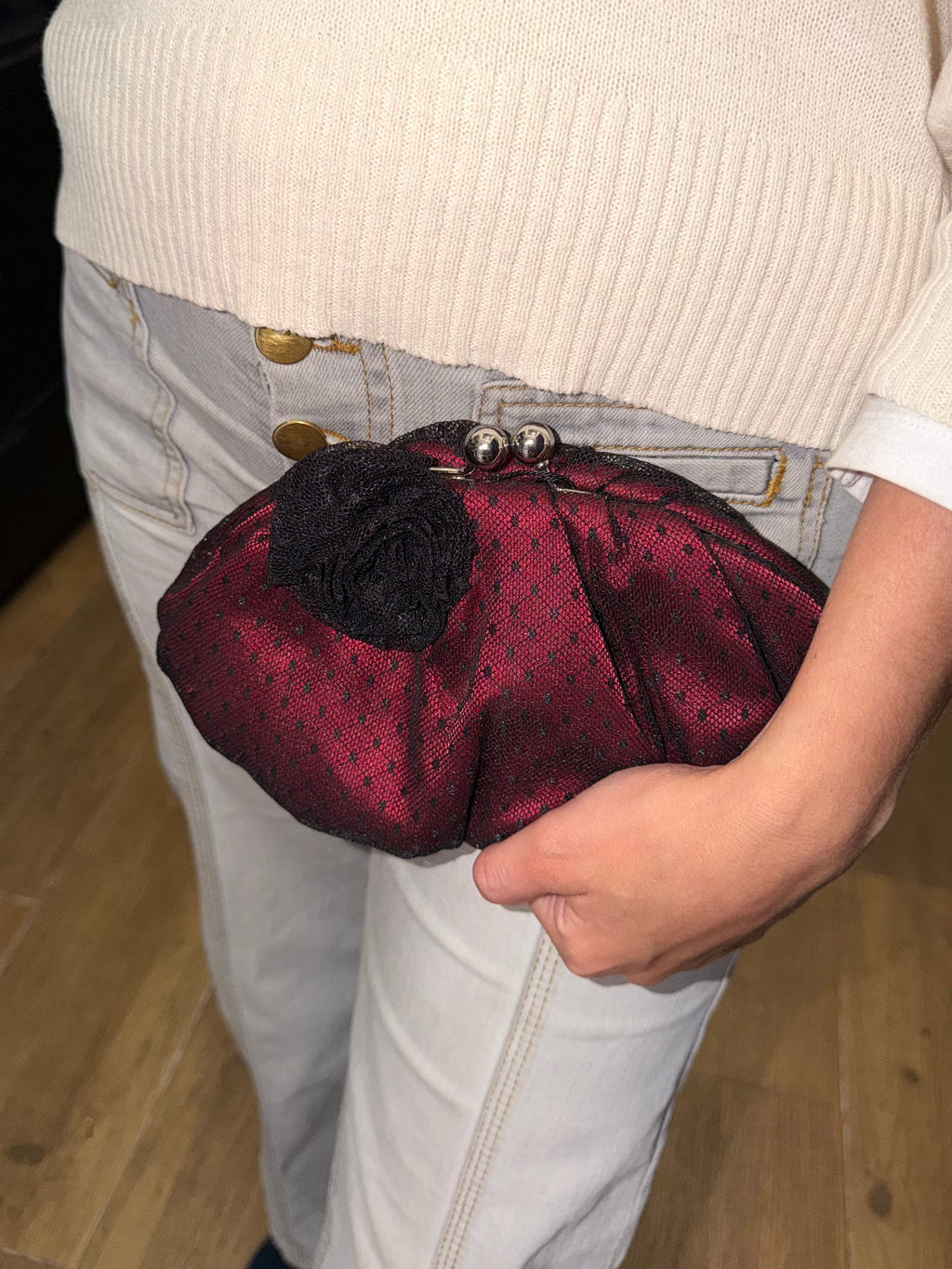 Bolsa vintage castanha estilo saco com flores vermelhas bordadas