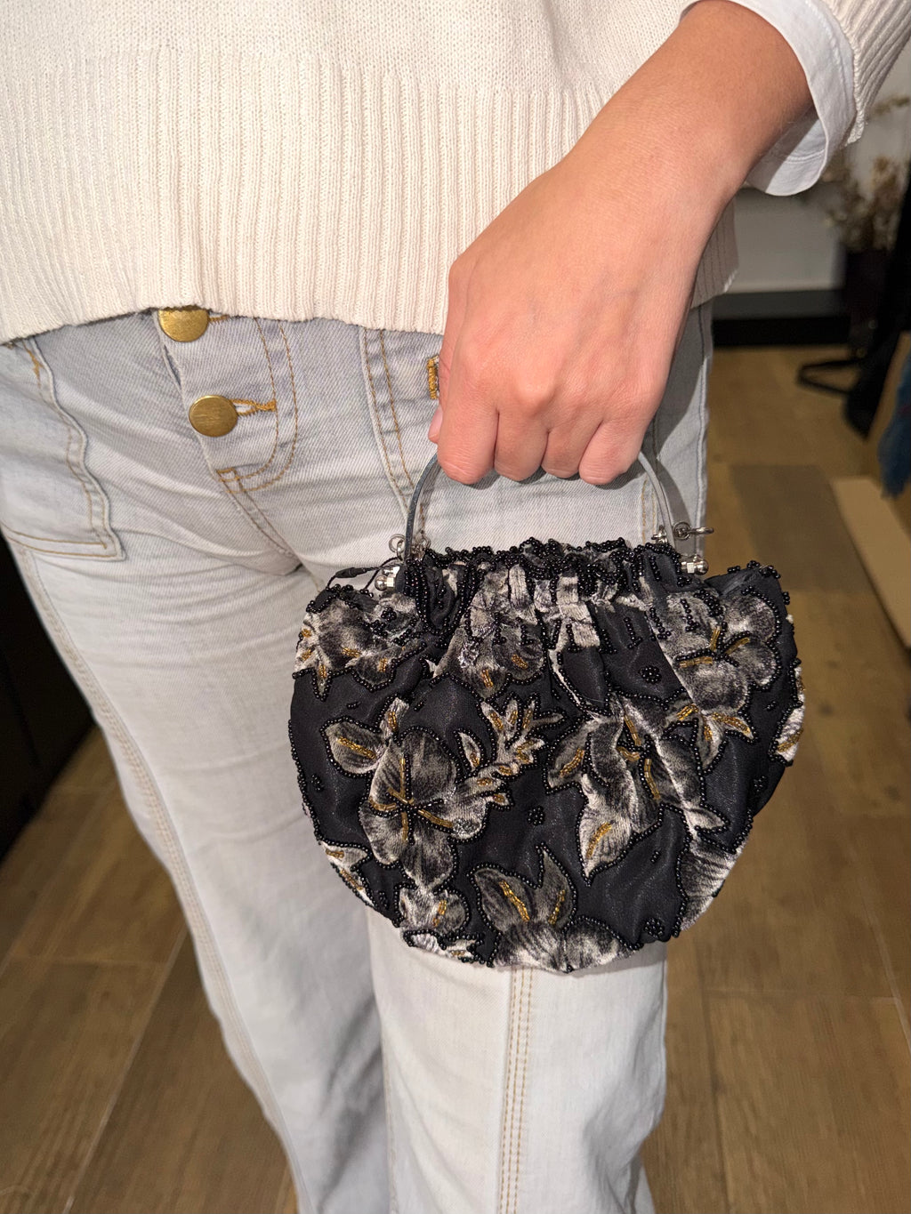 Bolso vintage negro tipo bombonera con flores