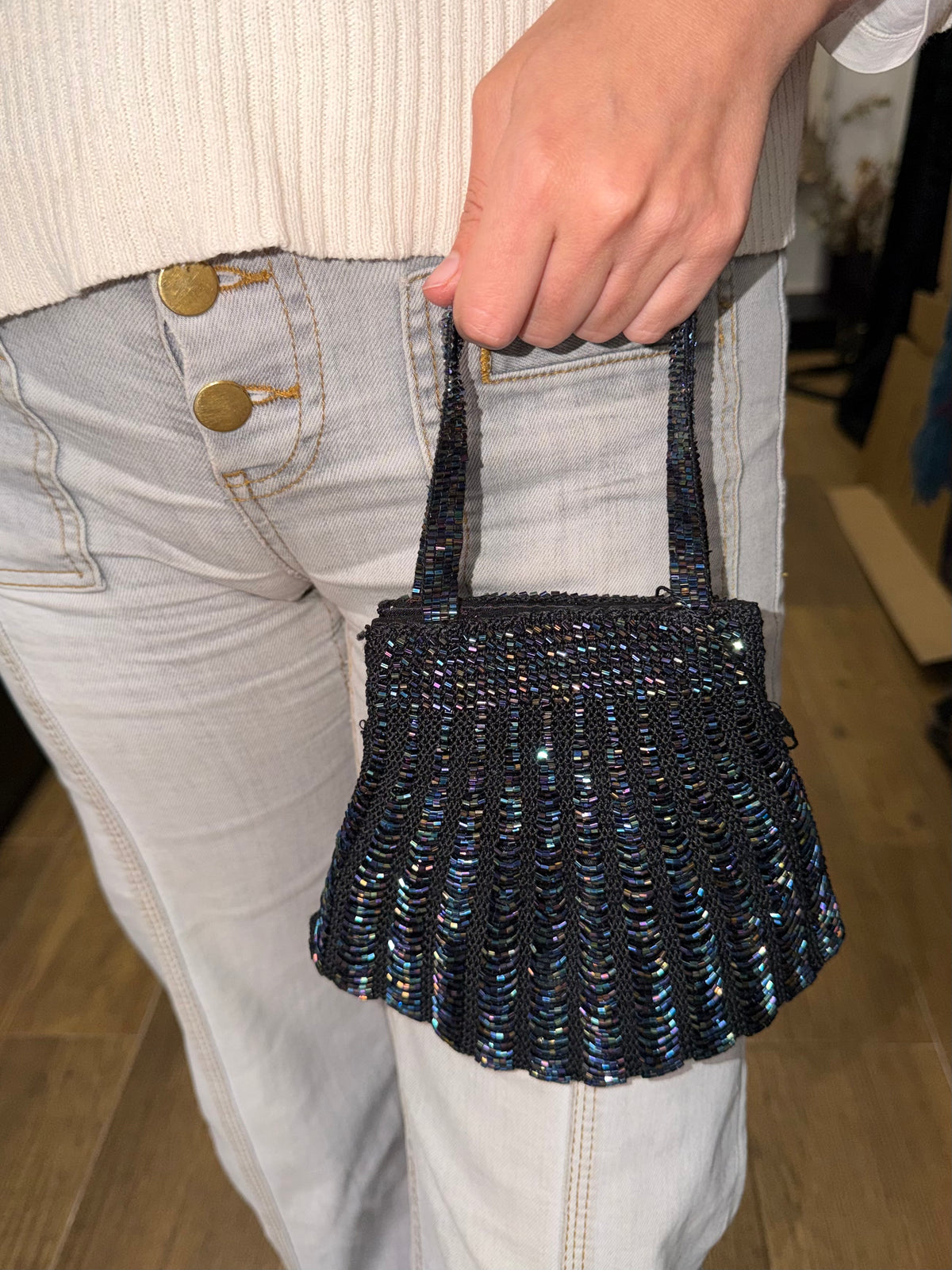 Bolsa vintage castanha estilo saco com flores vermelhas bordadas