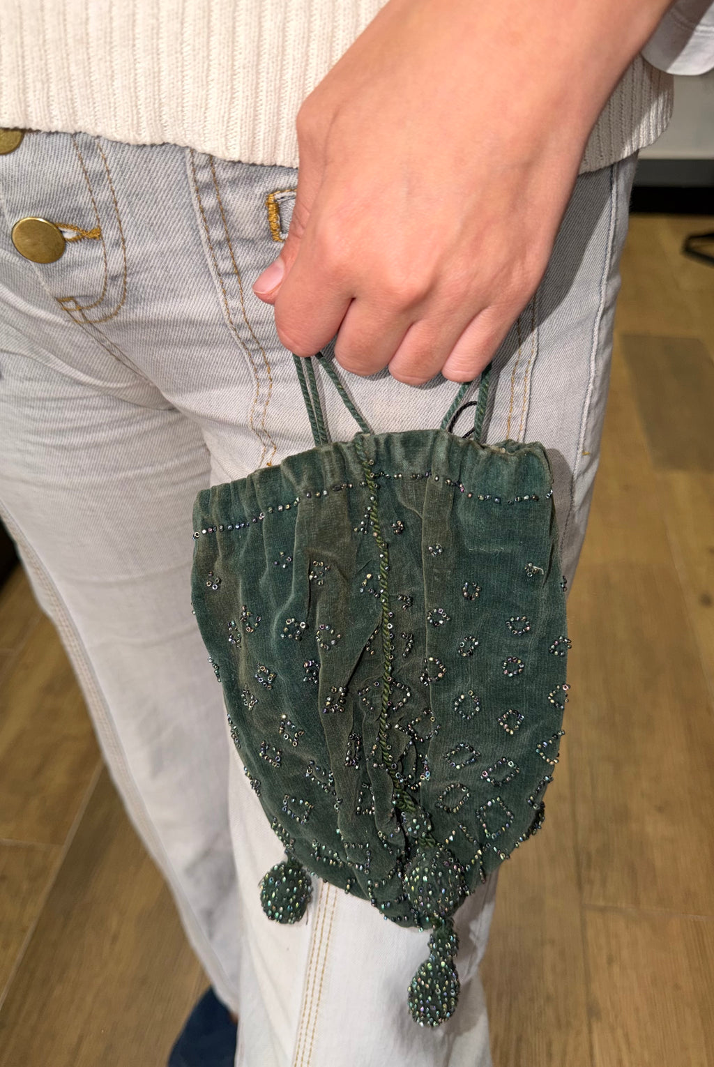 Bolsa vintage castanha estilo saco com flores vermelhas bordadas