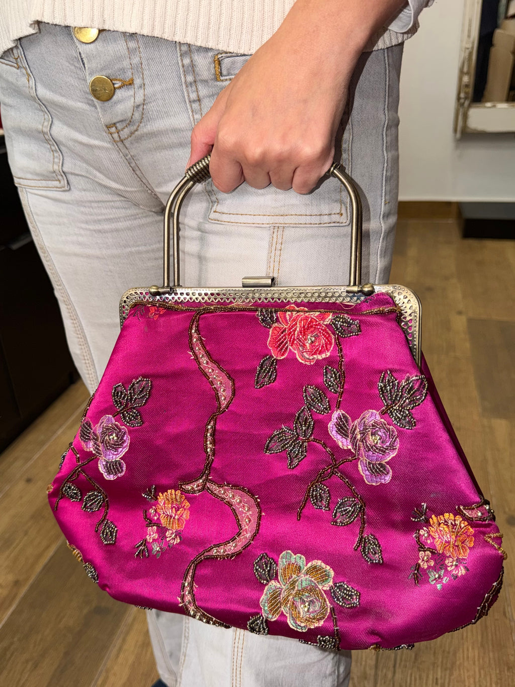 Bolsa vintage castanha estilo saco com flores vermelhas bordadas