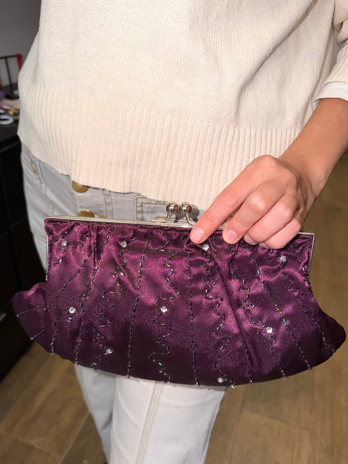 Bolsa vintage castanha estilo saco com flores vermelhas bordadas