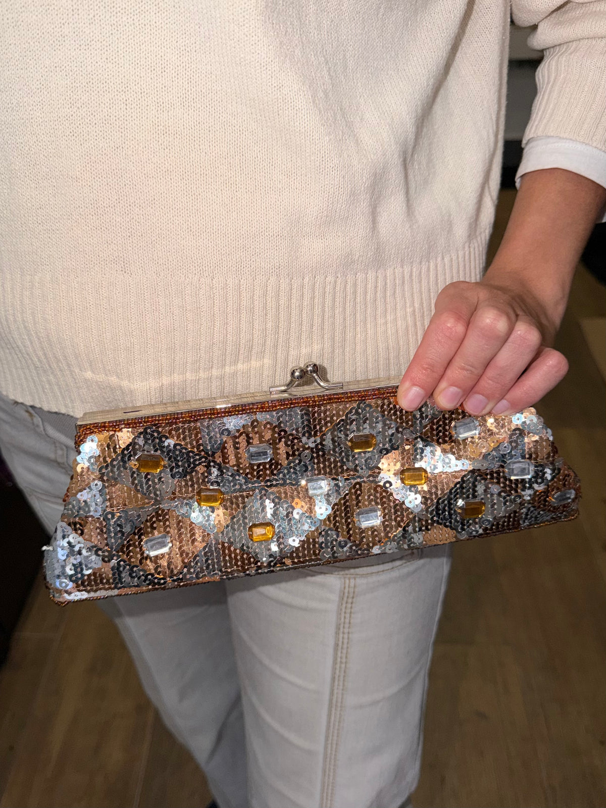 Bolsa vintage castanha estilo saco com flores vermelhas bordadas