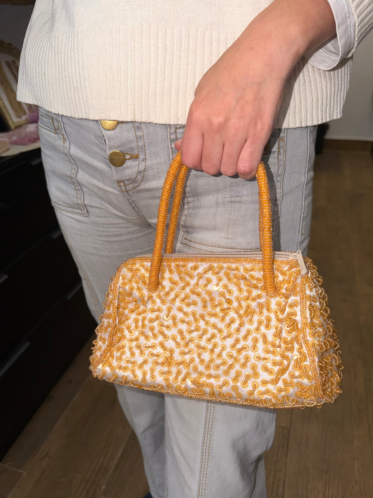 Bolsa vintage castanha estilo saco com flores vermelhas bordadas