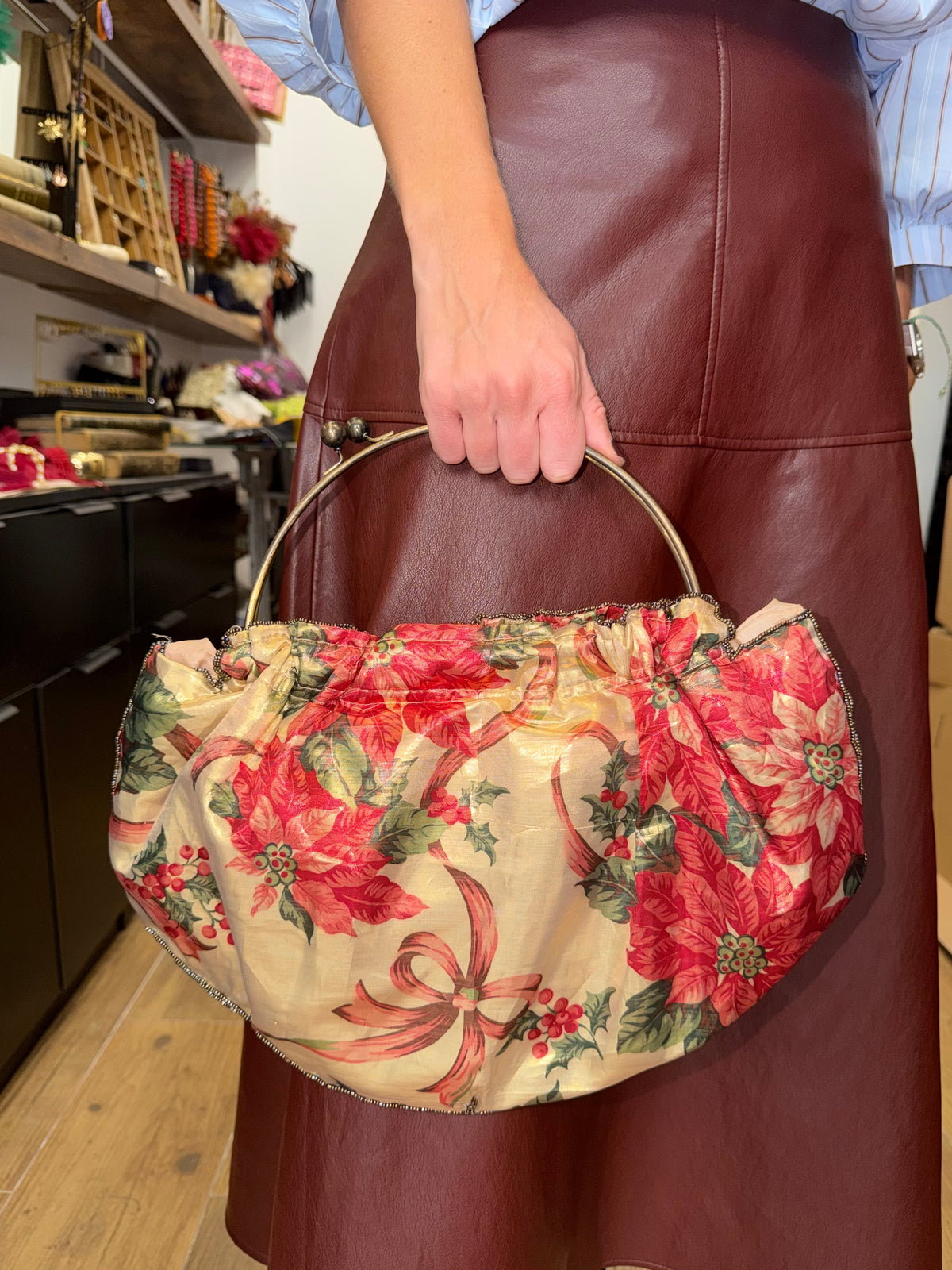 Bolso Vintage Tipo Bombonera Beige con Flores y Lazo Rojo