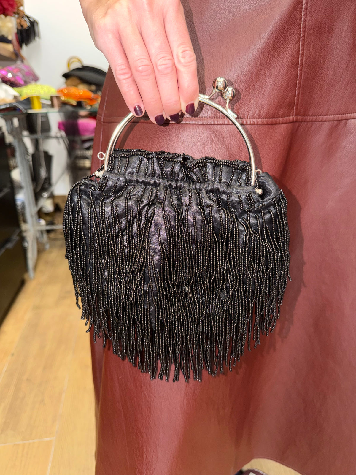 Bolso Vintage Tipo Bombonera Negro con Flecos de cuentas