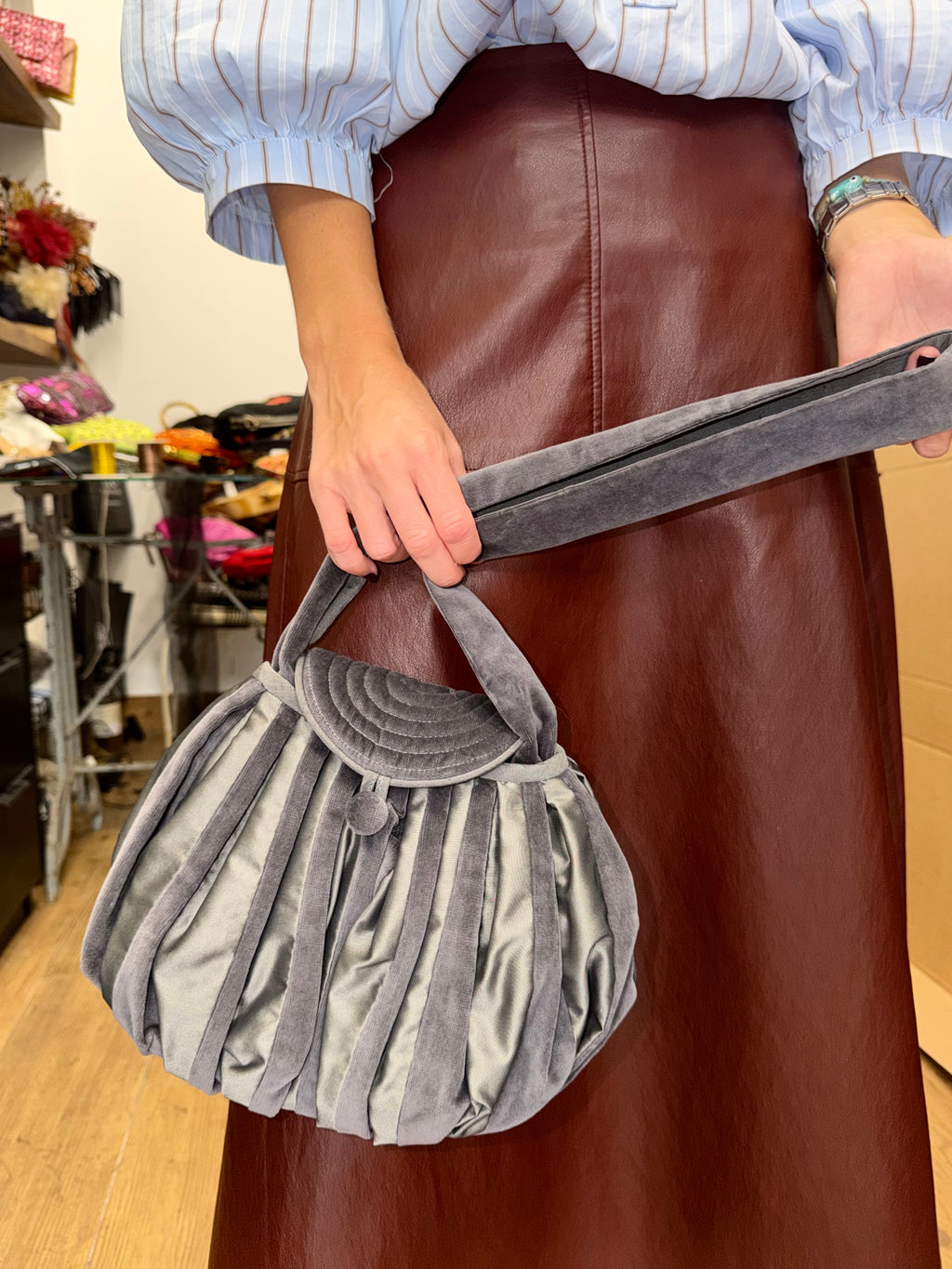 Bolsa vintage castanha estilo saco com flores vermelhas bordadas