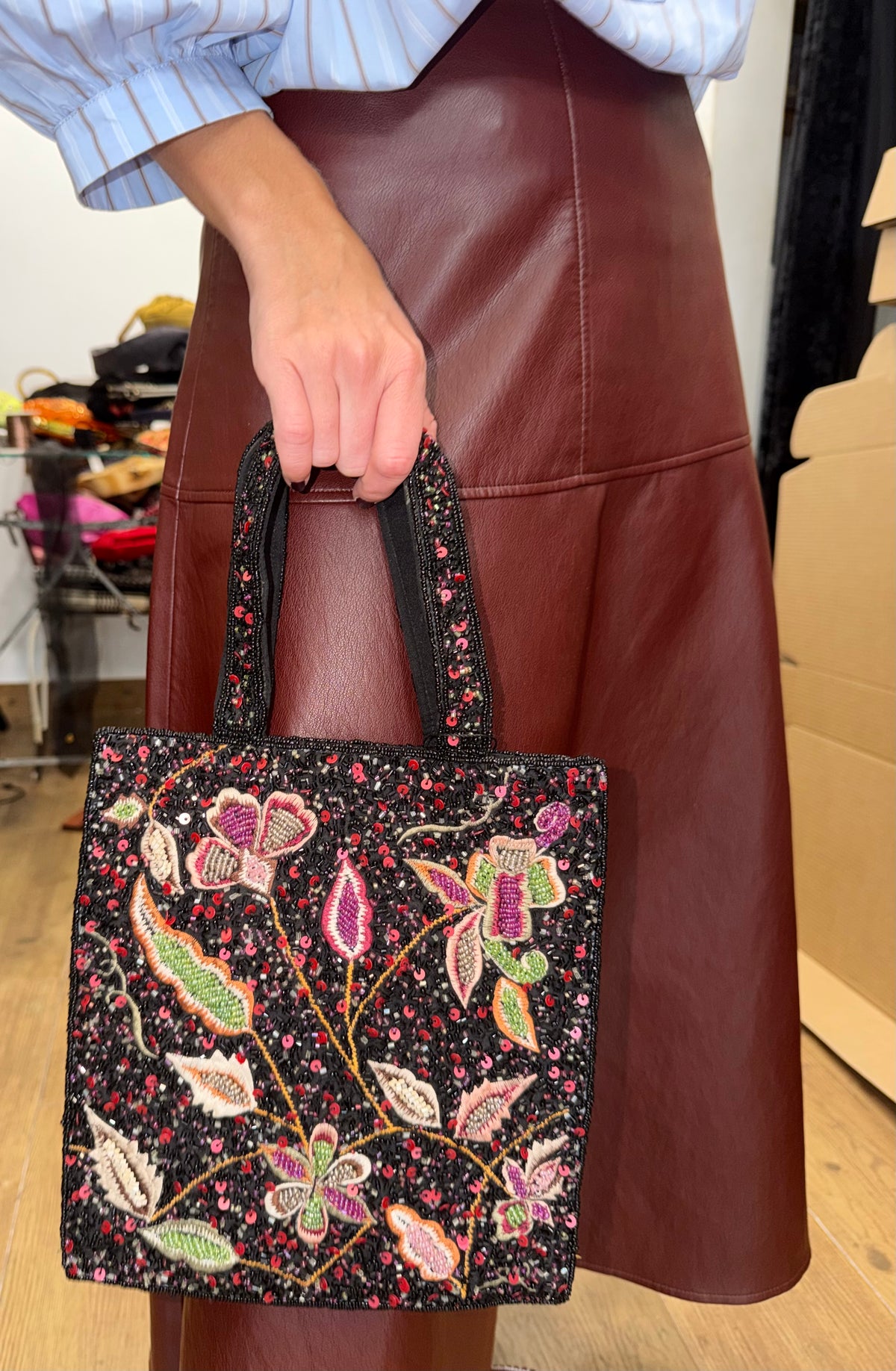 Bolso Vintage Negro tipo saquito con Bordados de Flores y Lentejuelas