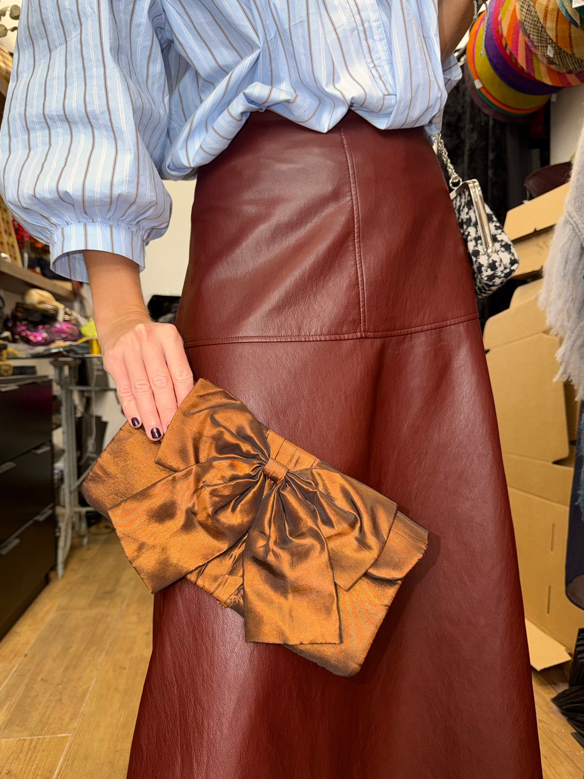 Bolso vintage marrón tipo clutch con lazo