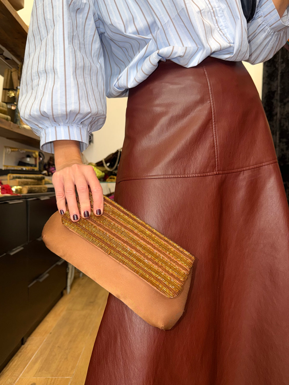 Bolso vintage marrón chocolate tipo sobre con lentejuelas y cuentas doradas bordadas en la tapa