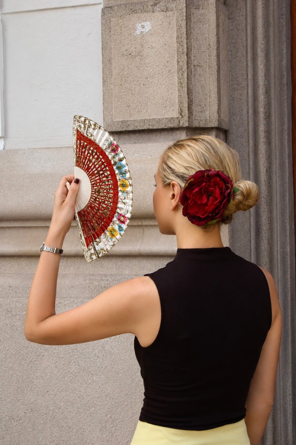 Abanico vintage español crudo y rojo de madera con motivos florales pintados a mano en dorado, rosa, azul y amarillo 19 cm