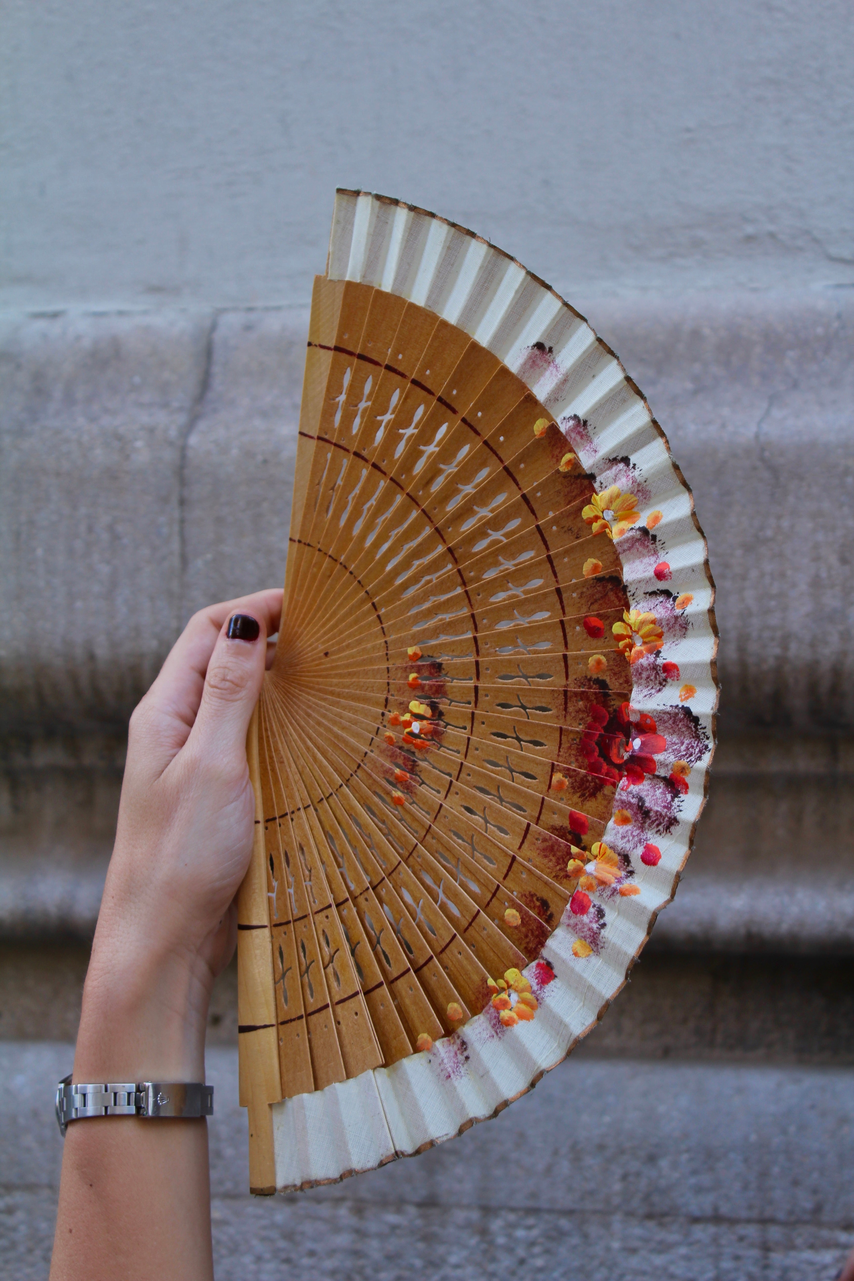 Abanico vintage español de madera natural con motivos florales pintados a mano en rojo y naranja 19 cm