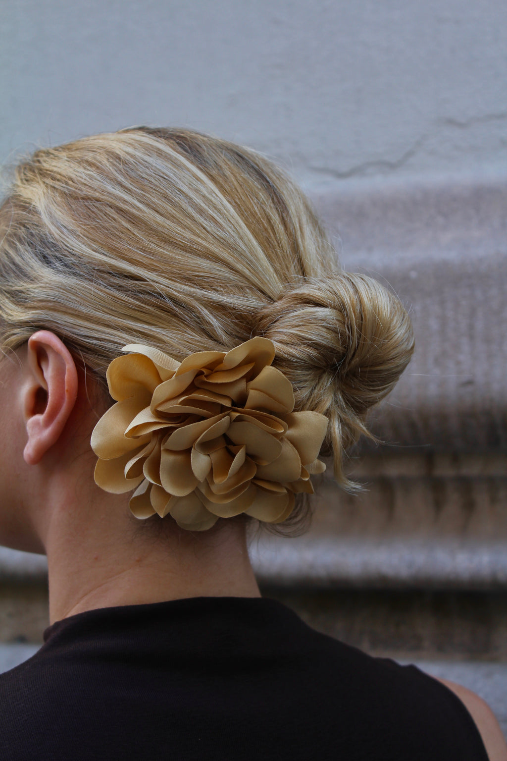 Flor de dália multiusos (para o cabelo ou pregadeira) em várias cores.