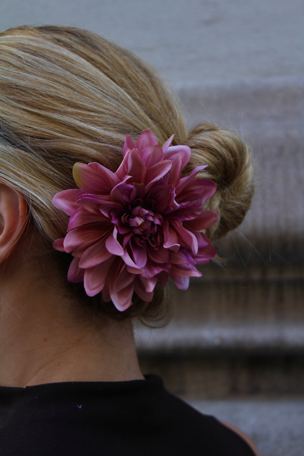 Flor de dália multiusos (para o cabelo ou pregadeira) em várias cores.