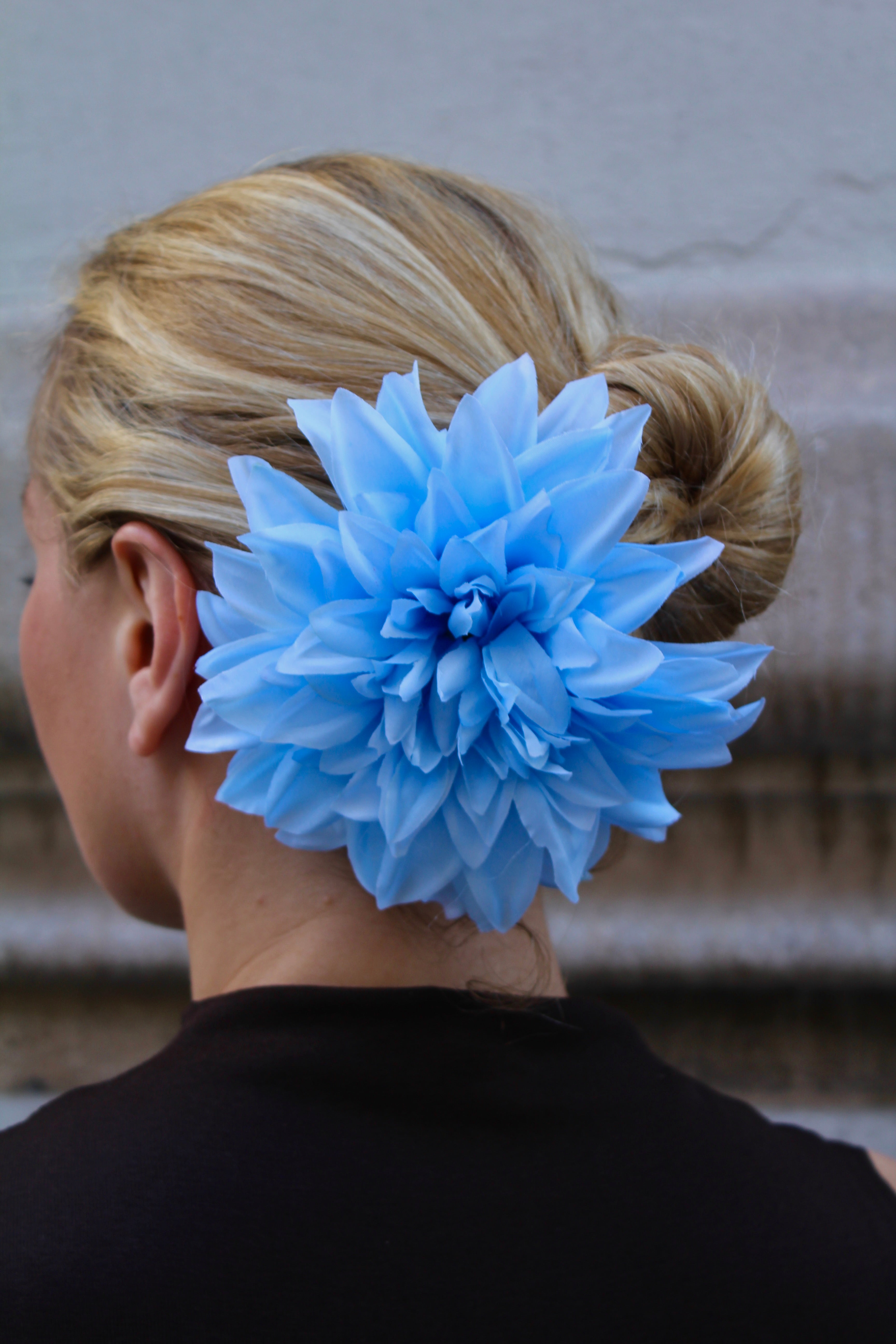 Flor de dália multiusos (para o cabelo ou pregadeira) em várias cores.