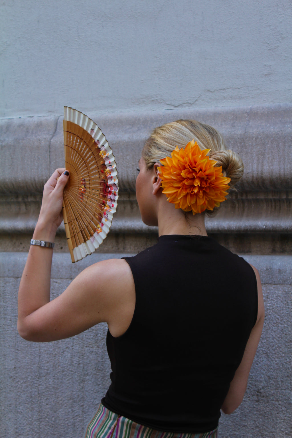 Flor de dália multiusos (para o cabelo ou pregadeira) em várias cores.