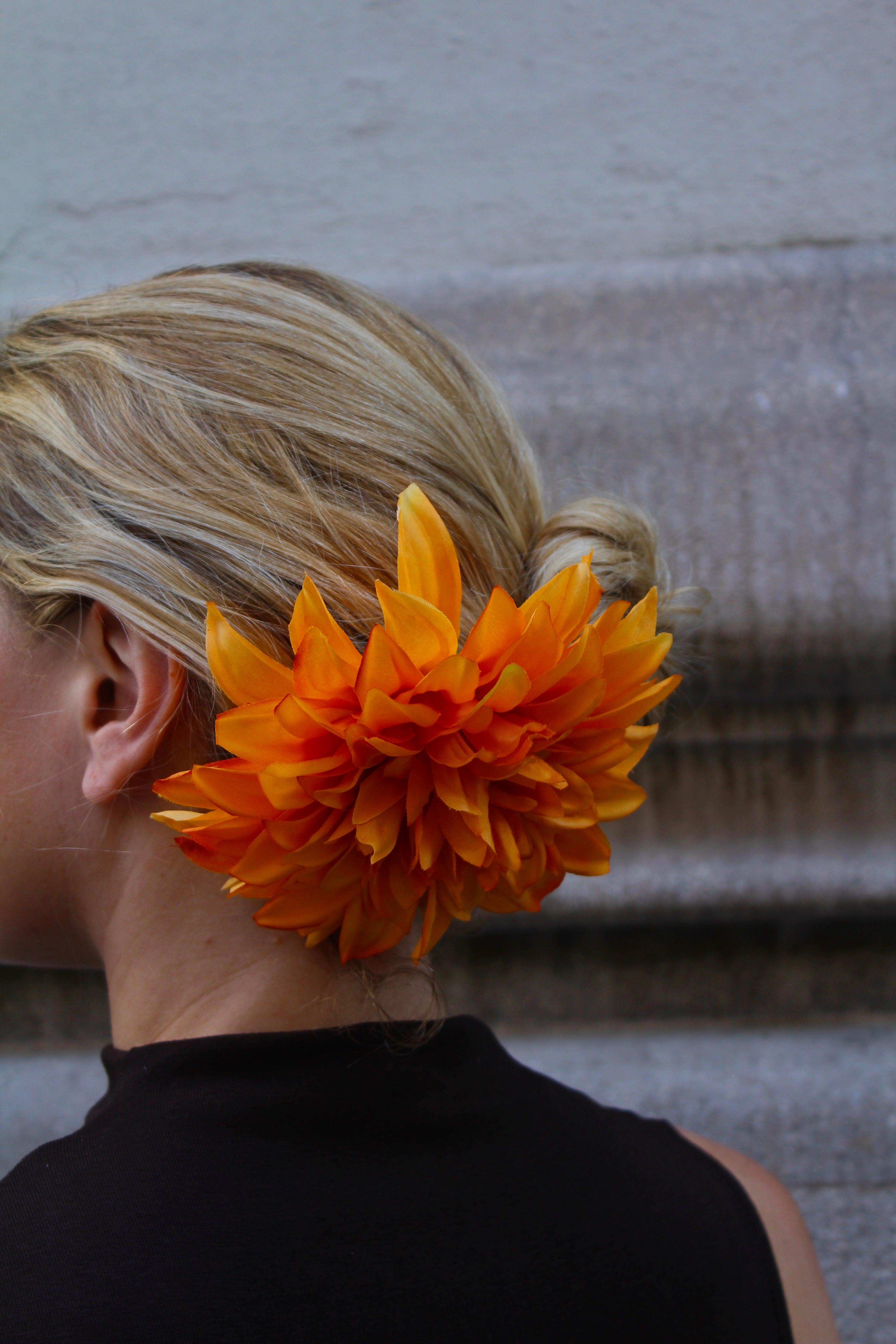 Flor de dália multiusos (para o cabelo ou pregadeira) em várias cores.