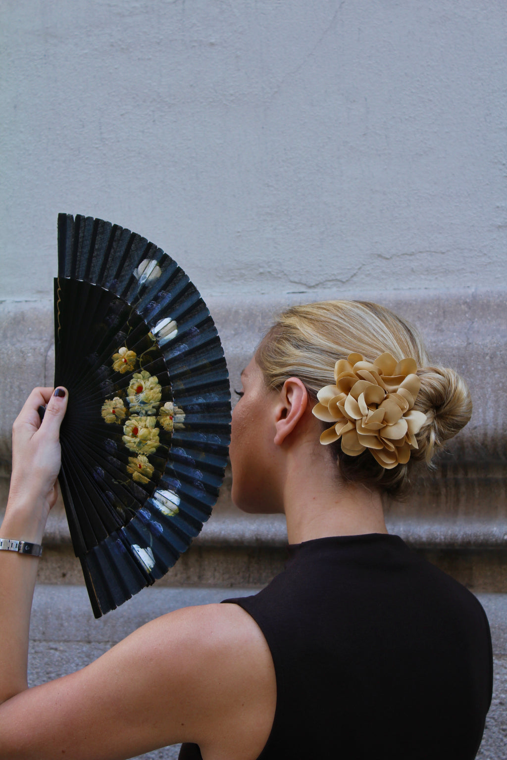 Flor de dália multiusos (para o cabelo ou pregadeira) em várias cores.