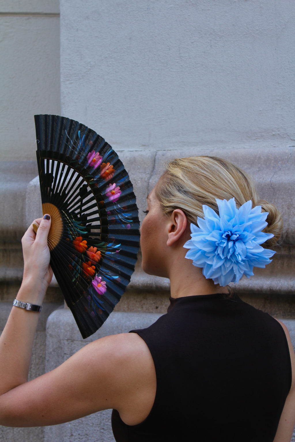 Flor de dália multiusos (para o cabelo ou pregadeira) em várias cores.
