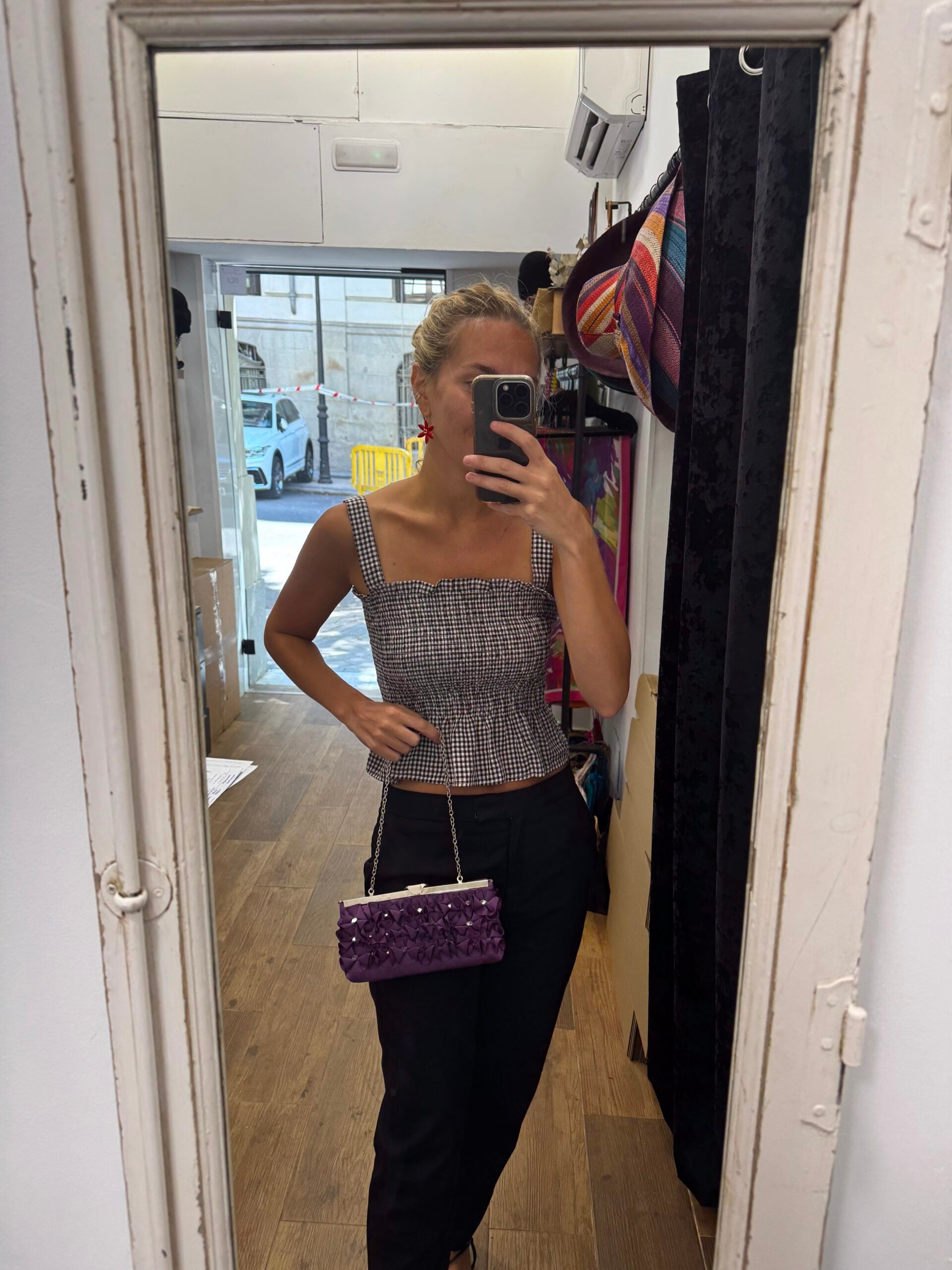 Bolso vintage morado tipo clutch de raso con apliques