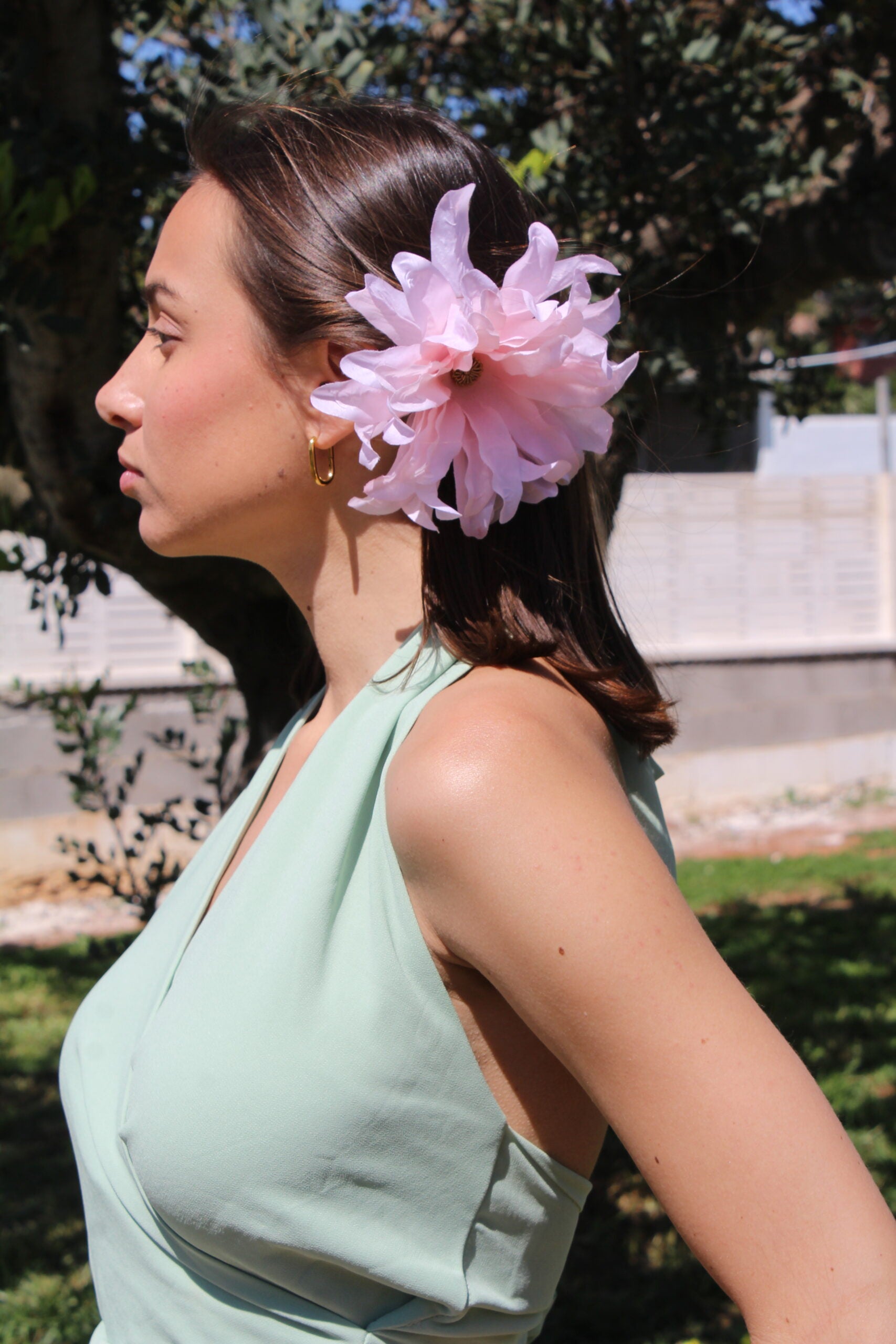 Flor de dália multiusos (para o cabelo ou pregadeira) em várias cores.