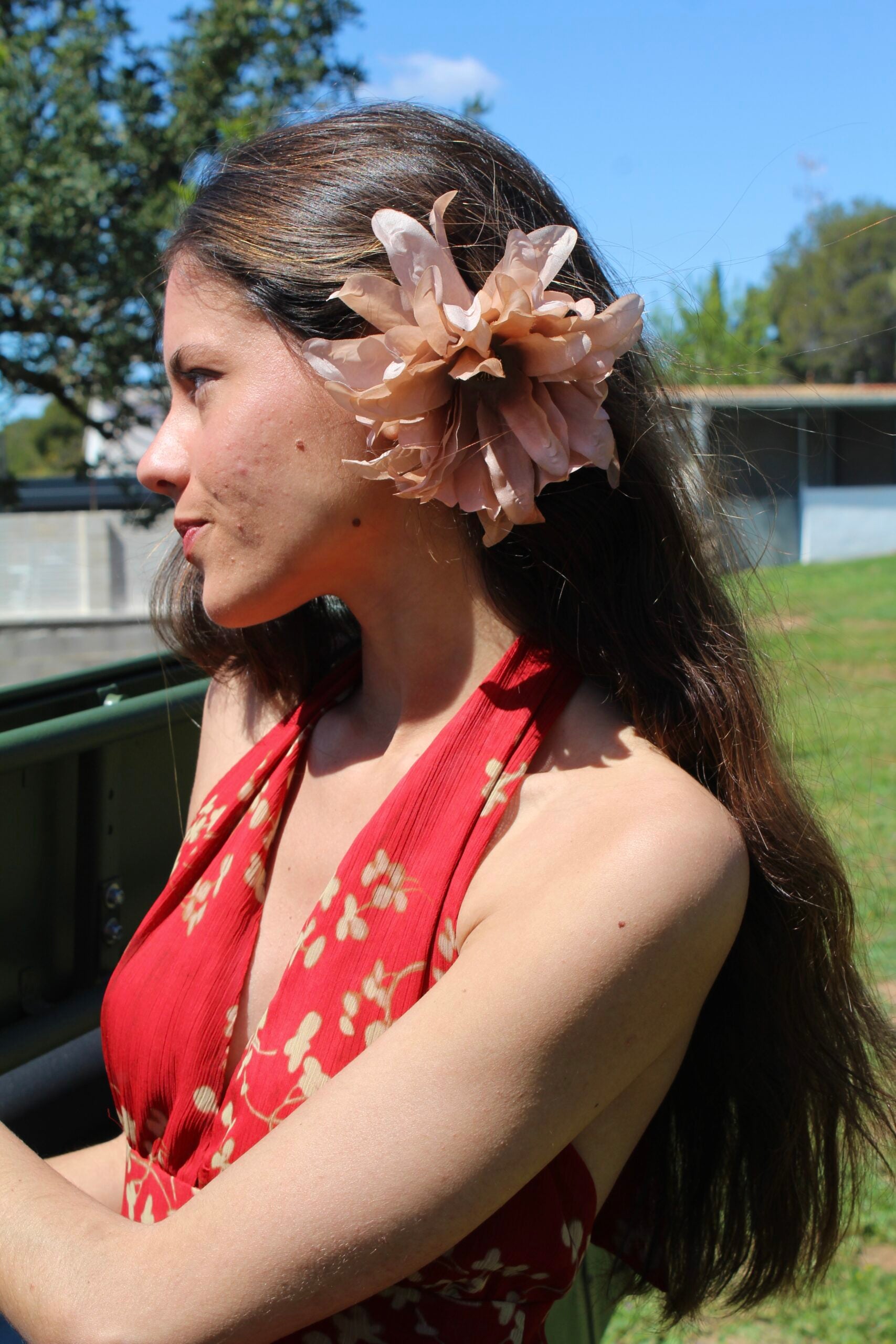 Flor de dália multiusos (para o cabelo ou pregadeira) em várias cores.