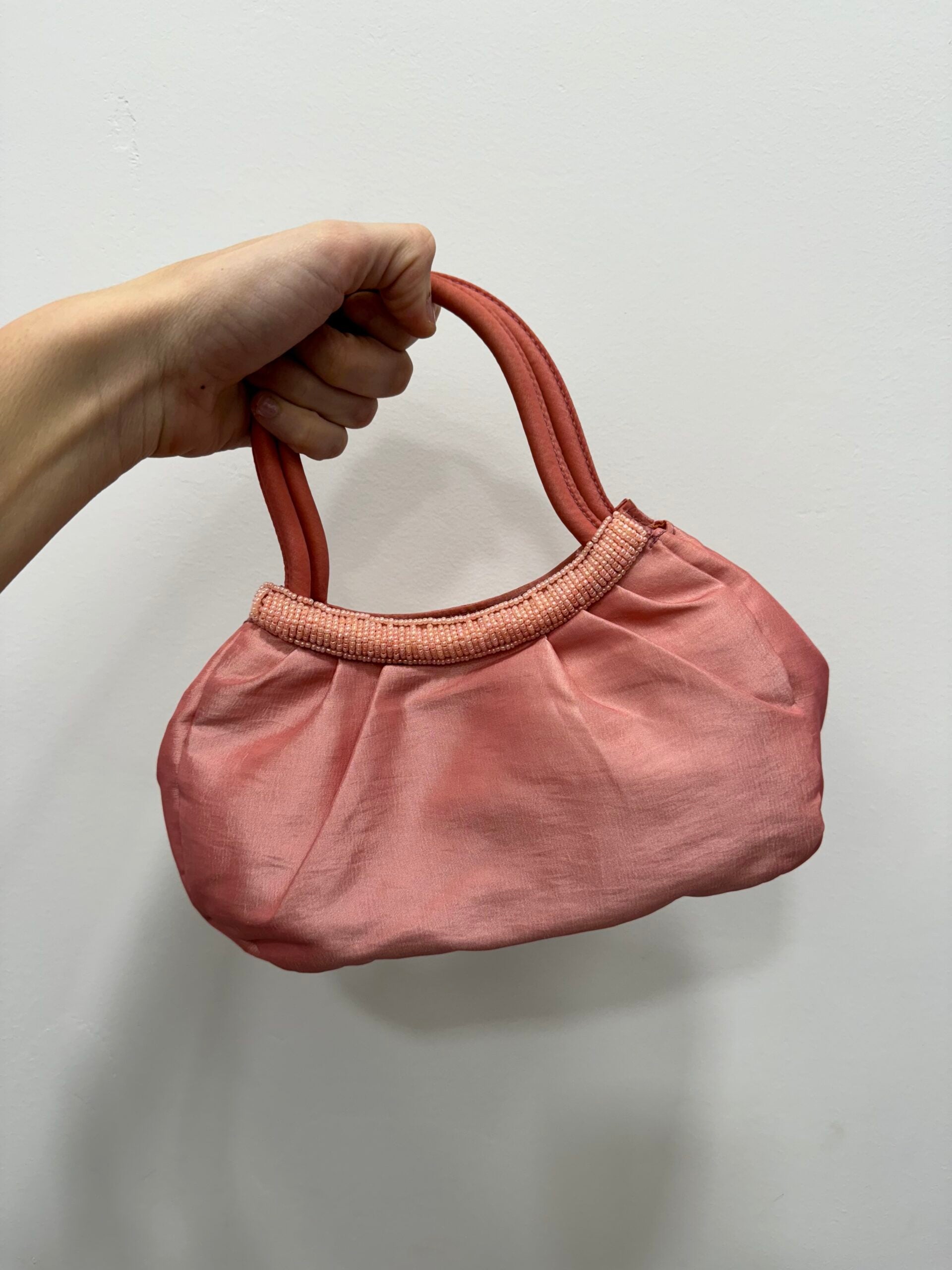 Bolso vintage rosa tipo saco con remate de cuentas