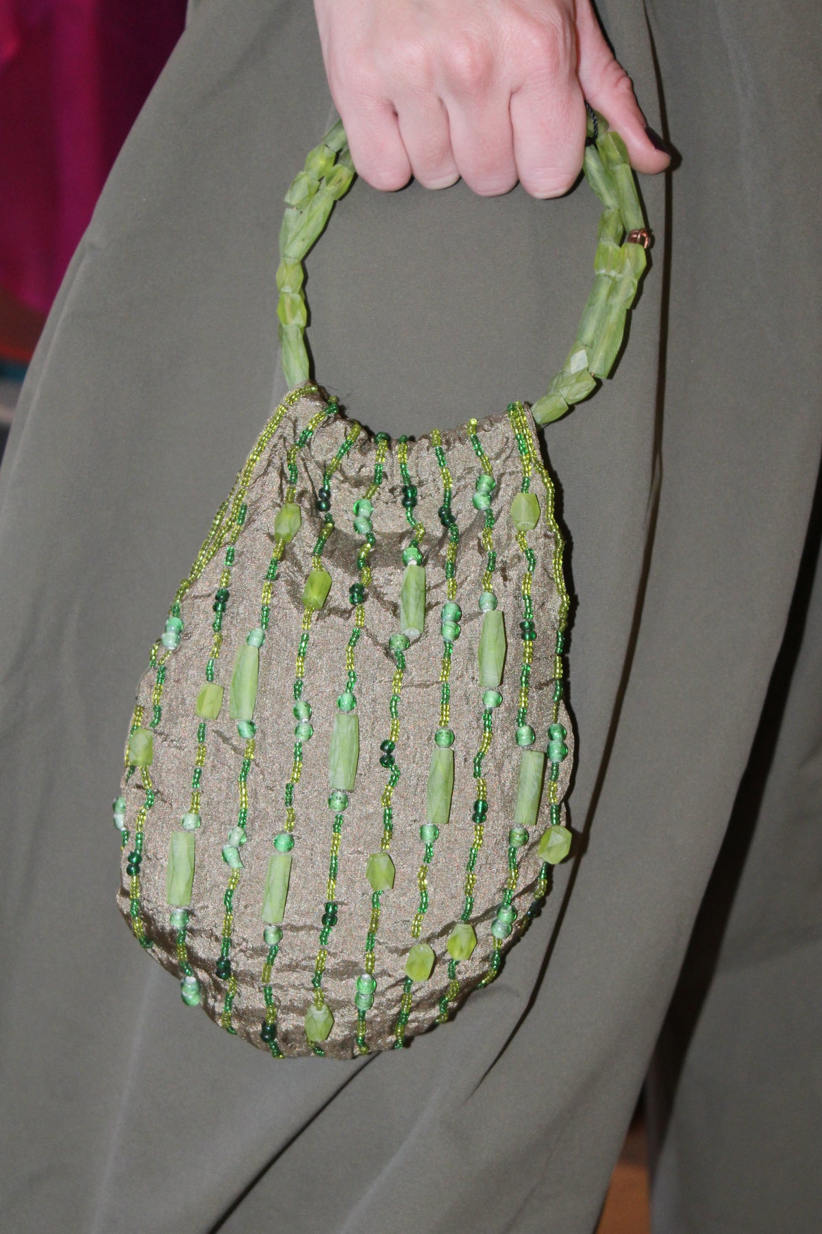 Bolsa vintage castanha estilo saco com flores vermelhas bordadas