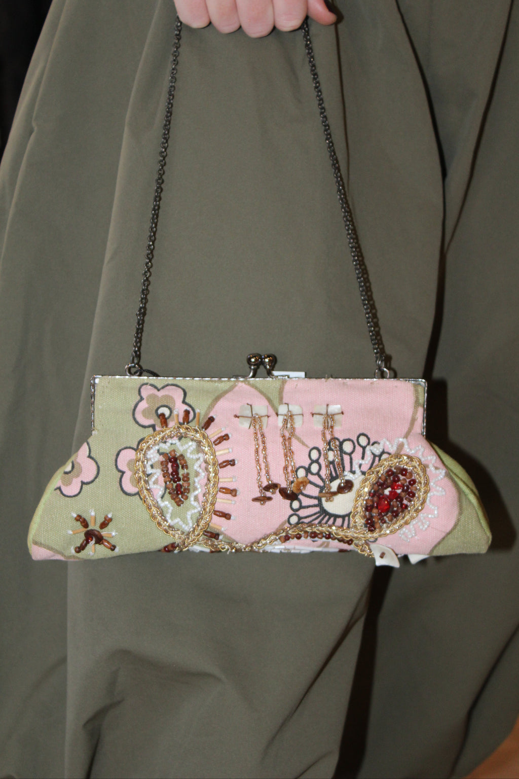 Bolsa vintage castanha estilo saco com flores vermelhas bordadas