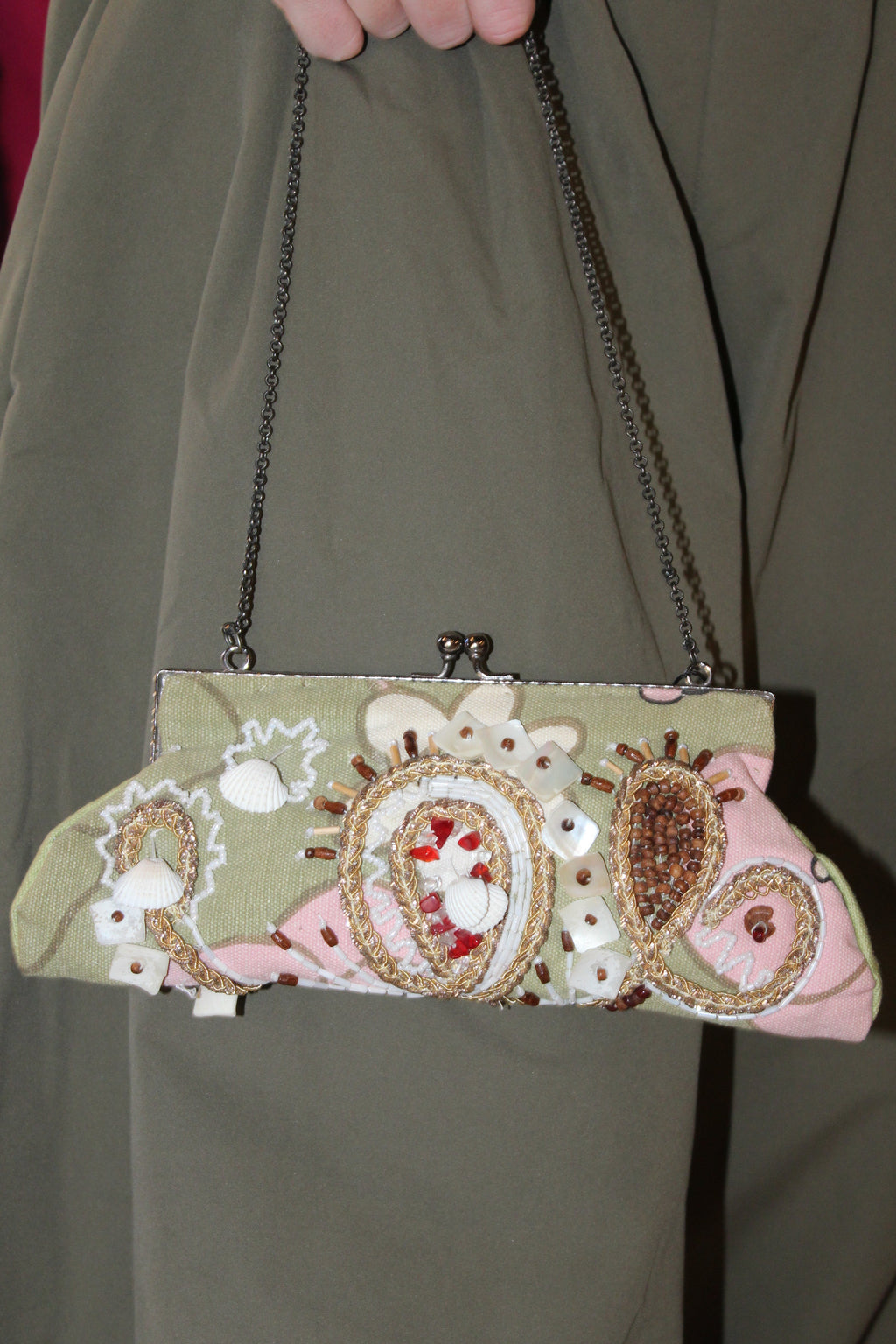 Bolsa vintage castanha estilo saco com flores vermelhas bordadas