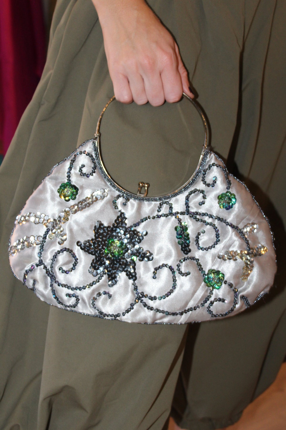 Bolso Vintage Plateado con Asa y Motivos Florales de cuentas