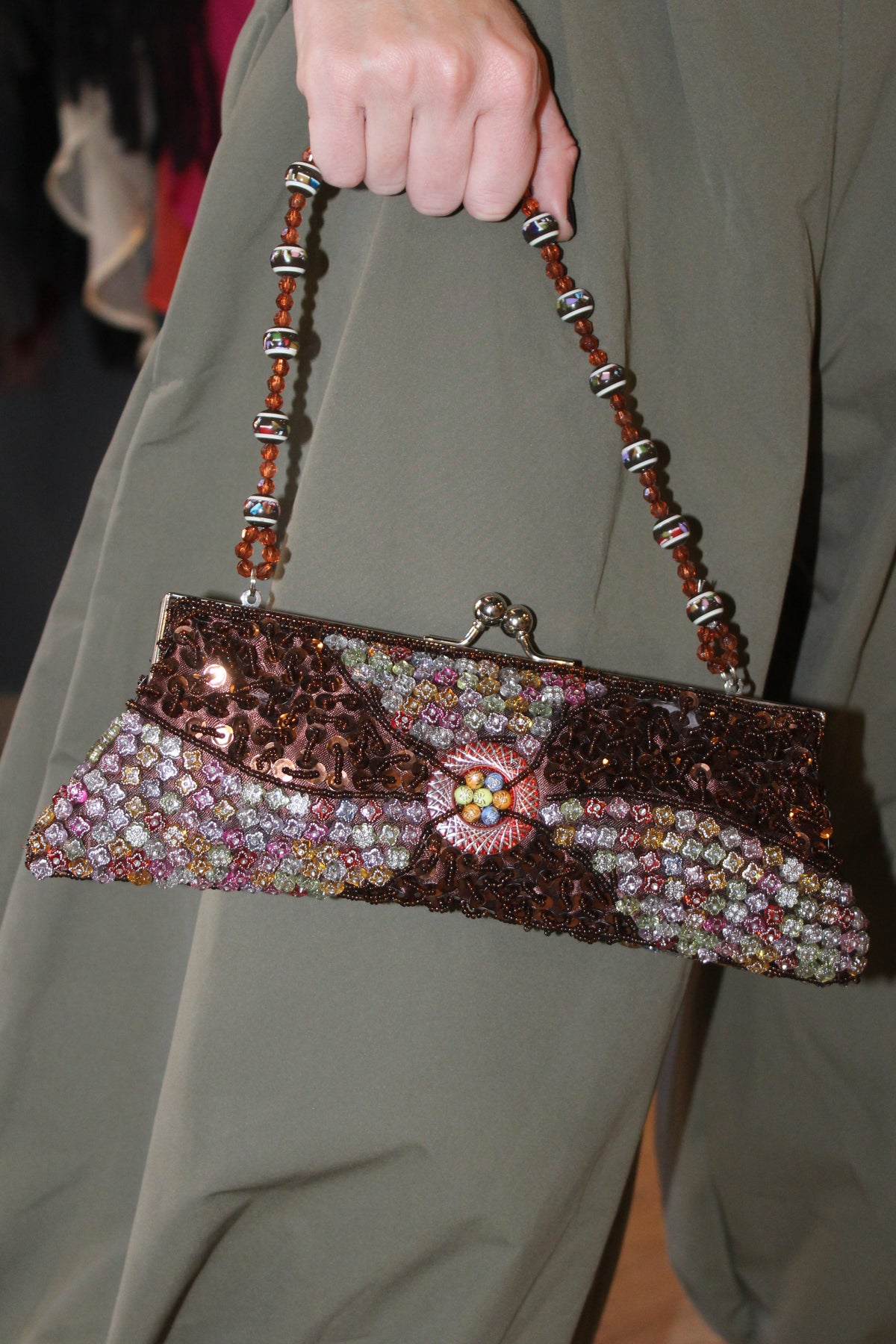 Bolsa vintage castanha estilo saco com flores vermelhas bordadas