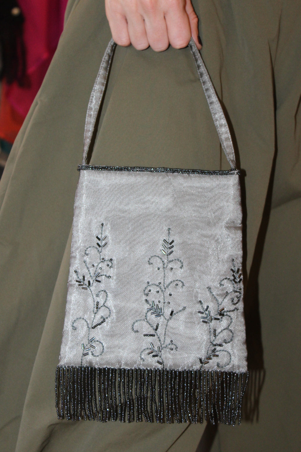 Bolsa vintage castanha estilo saco com flores vermelhas bordadas