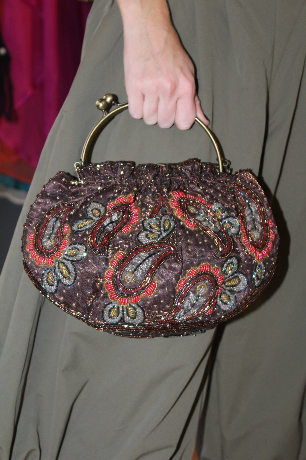 Bolsa vintage castanha estilo saco com flores vermelhas bordadas