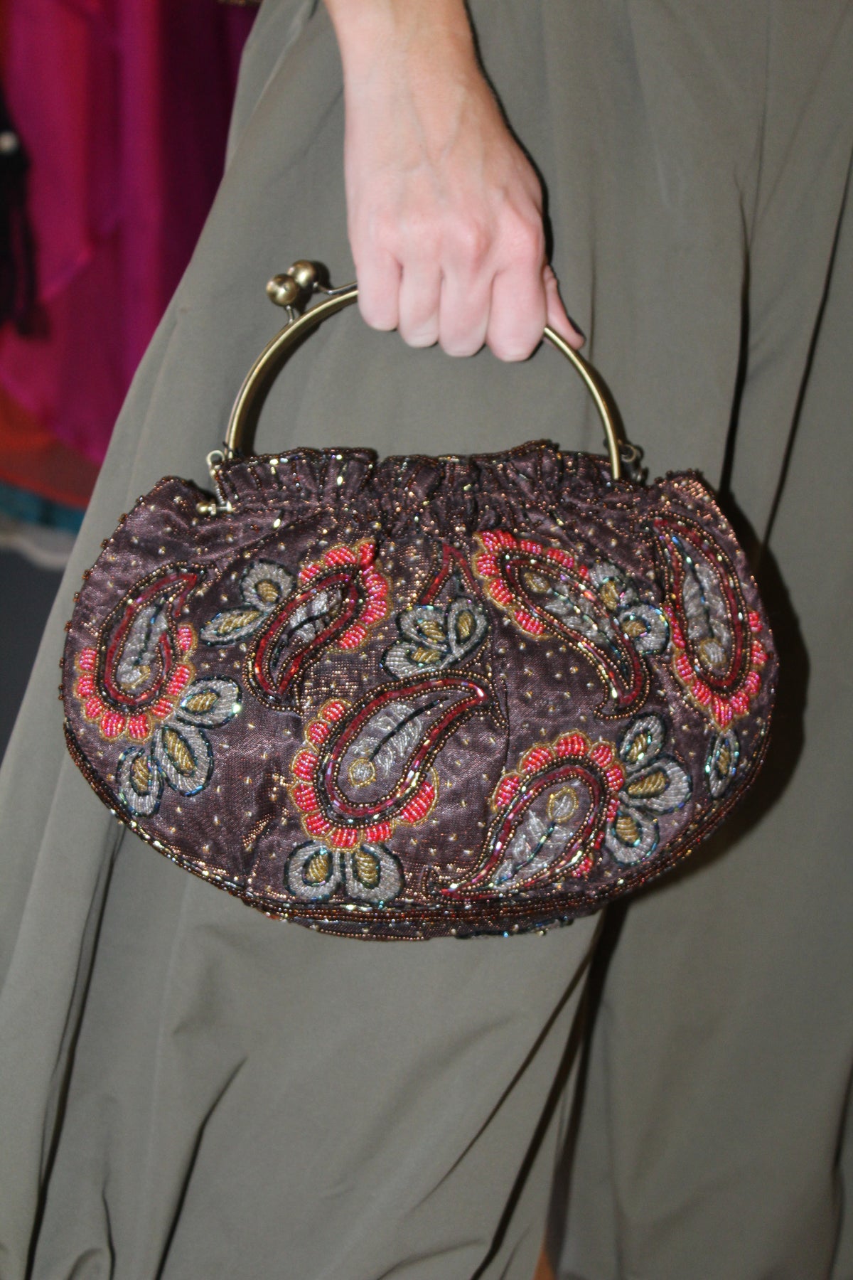 Bolsa vintage castanha estilo saco com flores vermelhas bordadas